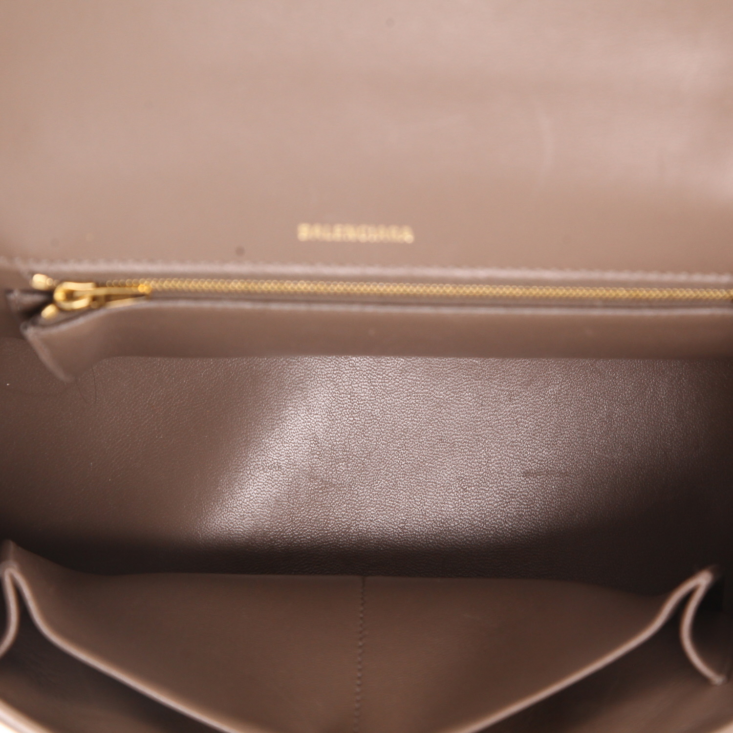 Bolso de mano Balenciaga  Hourglass en cuero granulado beige - Detail D3