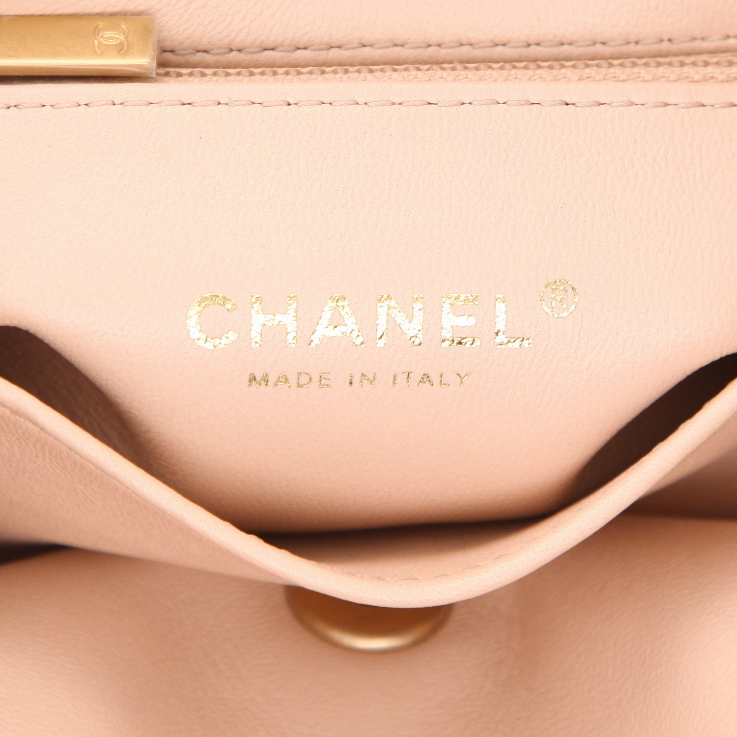 Chanel  Top Handle shoulder bag  in beige quilted leather - Detail D2