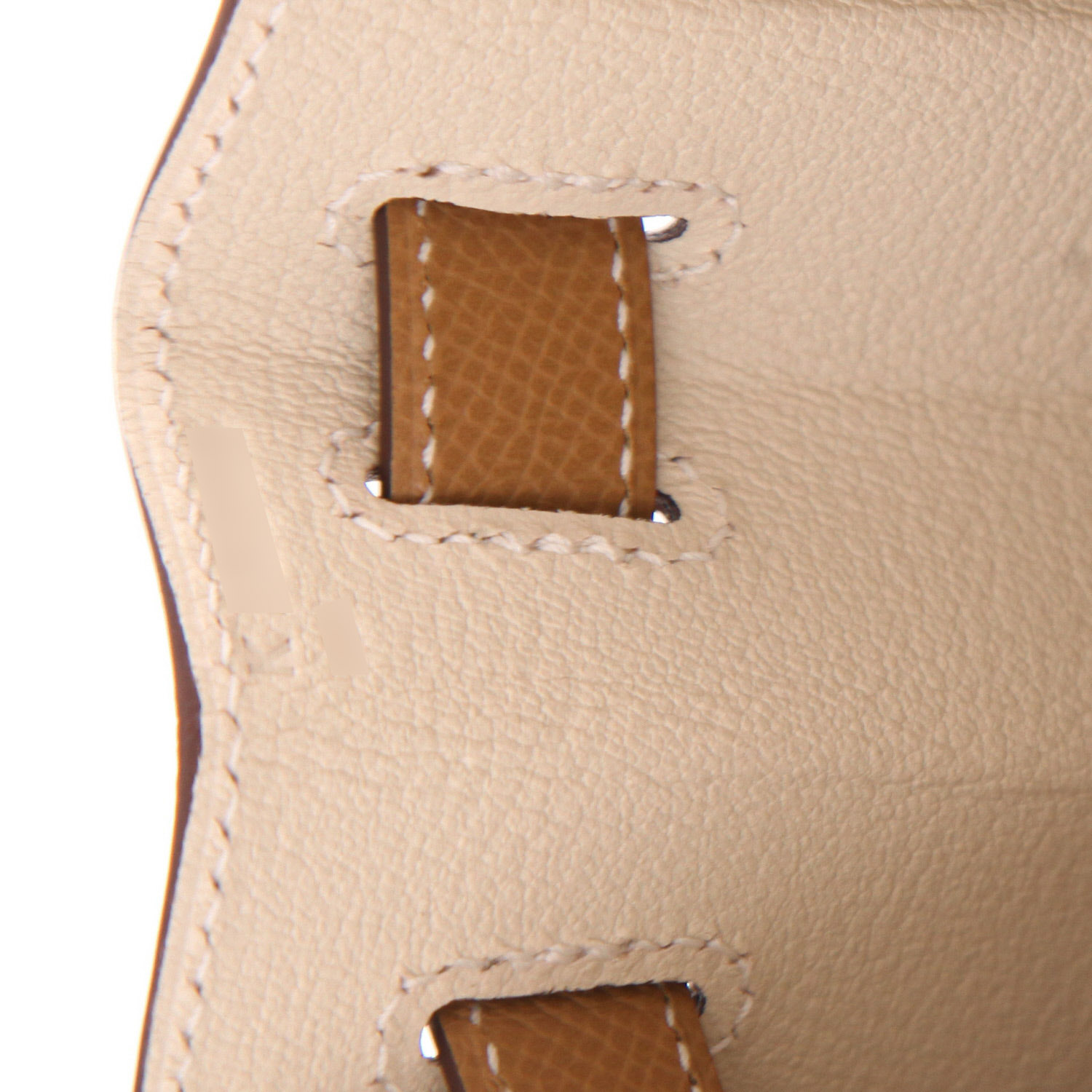 Hermès  Kelly 28 cm handbag  in Craie and gold epsom leather - Detail D4