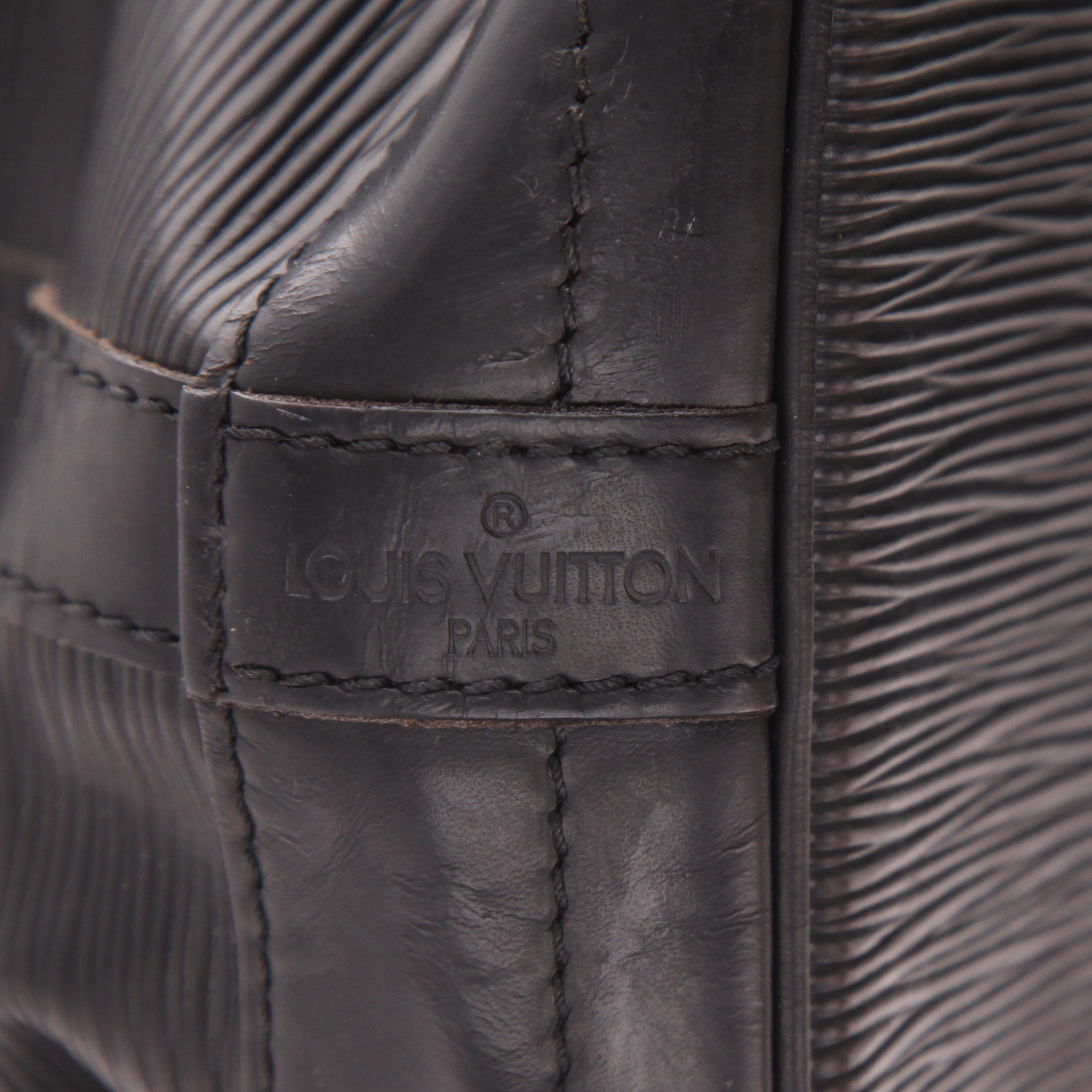 Sac à main Louis Vuitton  Noé en cuir épi noir - Detail D2