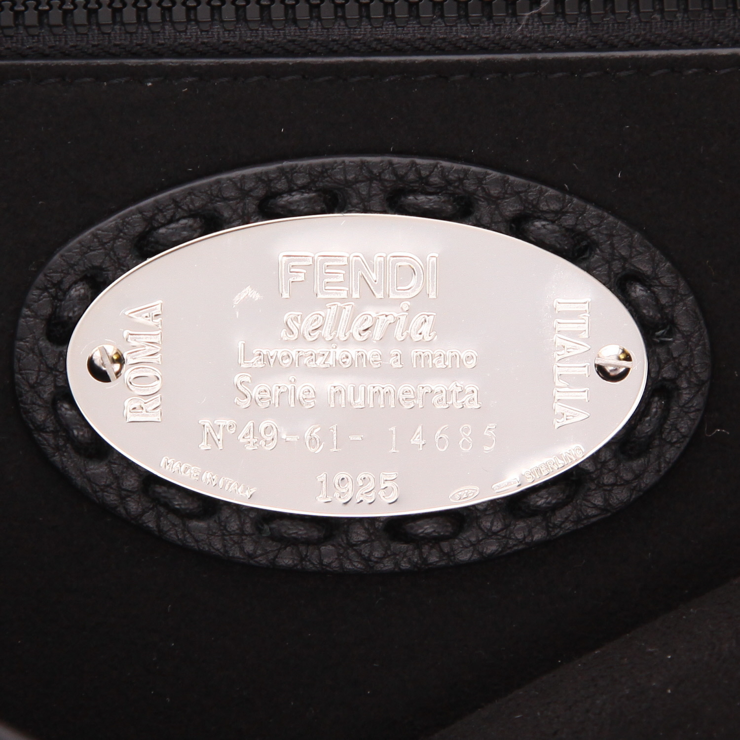 Bolso de mano Fendi  Maxi Baguette en cuero granulado negro - Detail D2