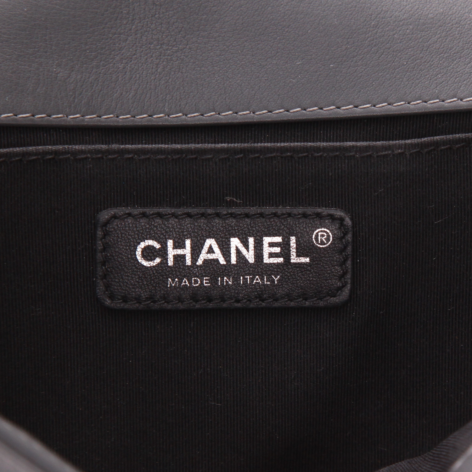 Bolso bandolera Chanel  Boy en tweed gris y cuero acolchado gris - Detail D2