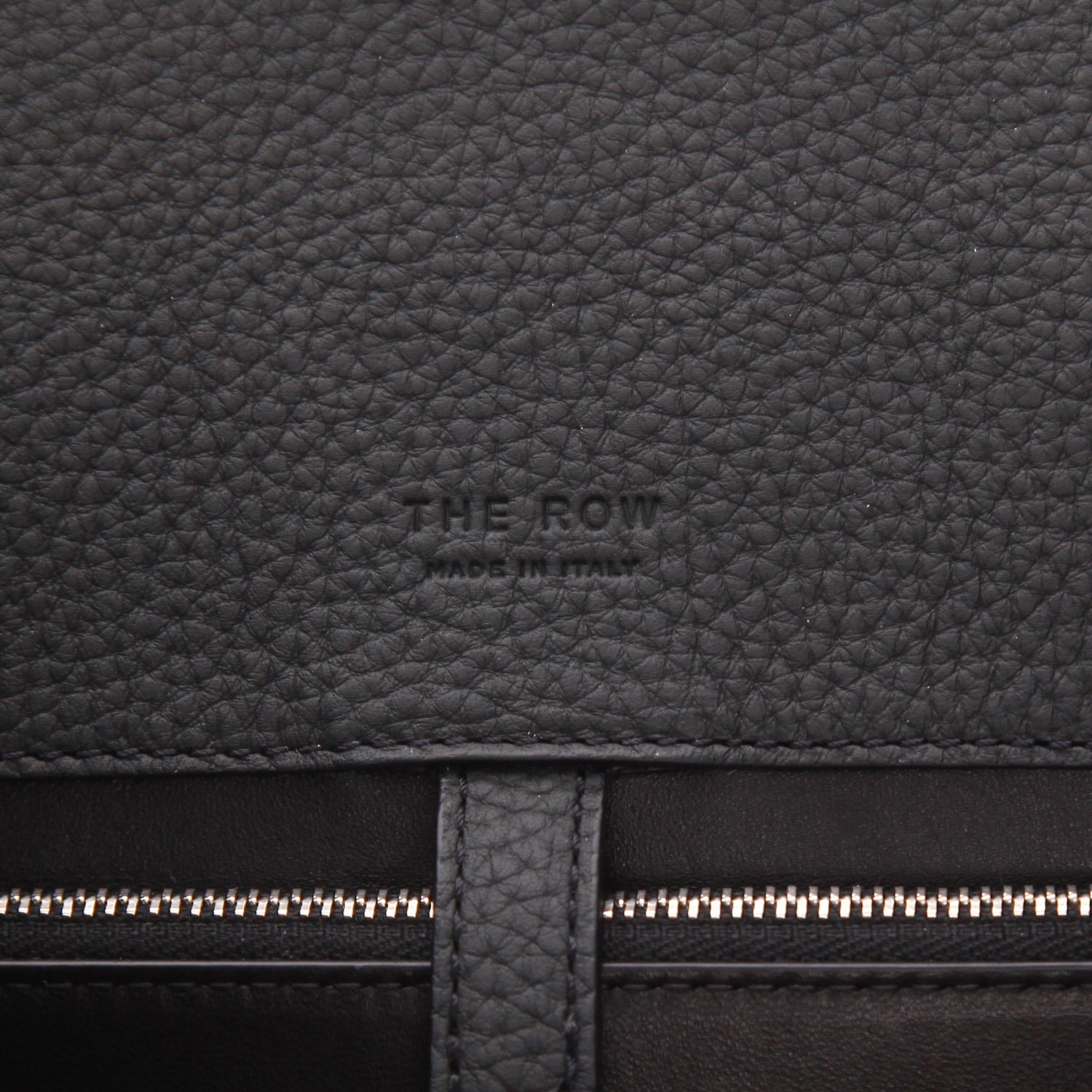 Bolso para llevar al hombro The Row  Margaux Shoulder en cuero granulado verde oscuro - Detail D2