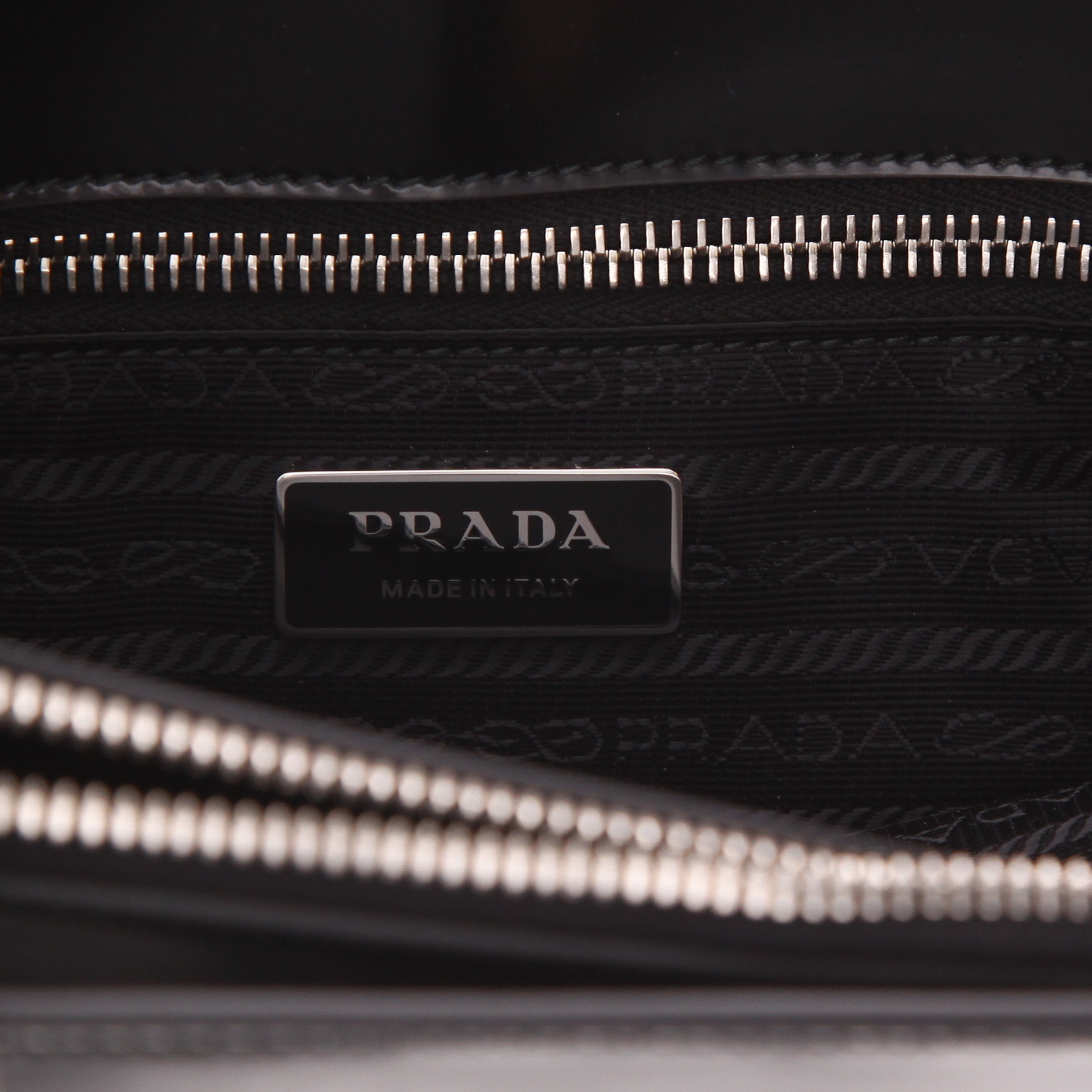 Bolso de mano Prada  Re-Edition 1995 en cuero negro - Detail D2