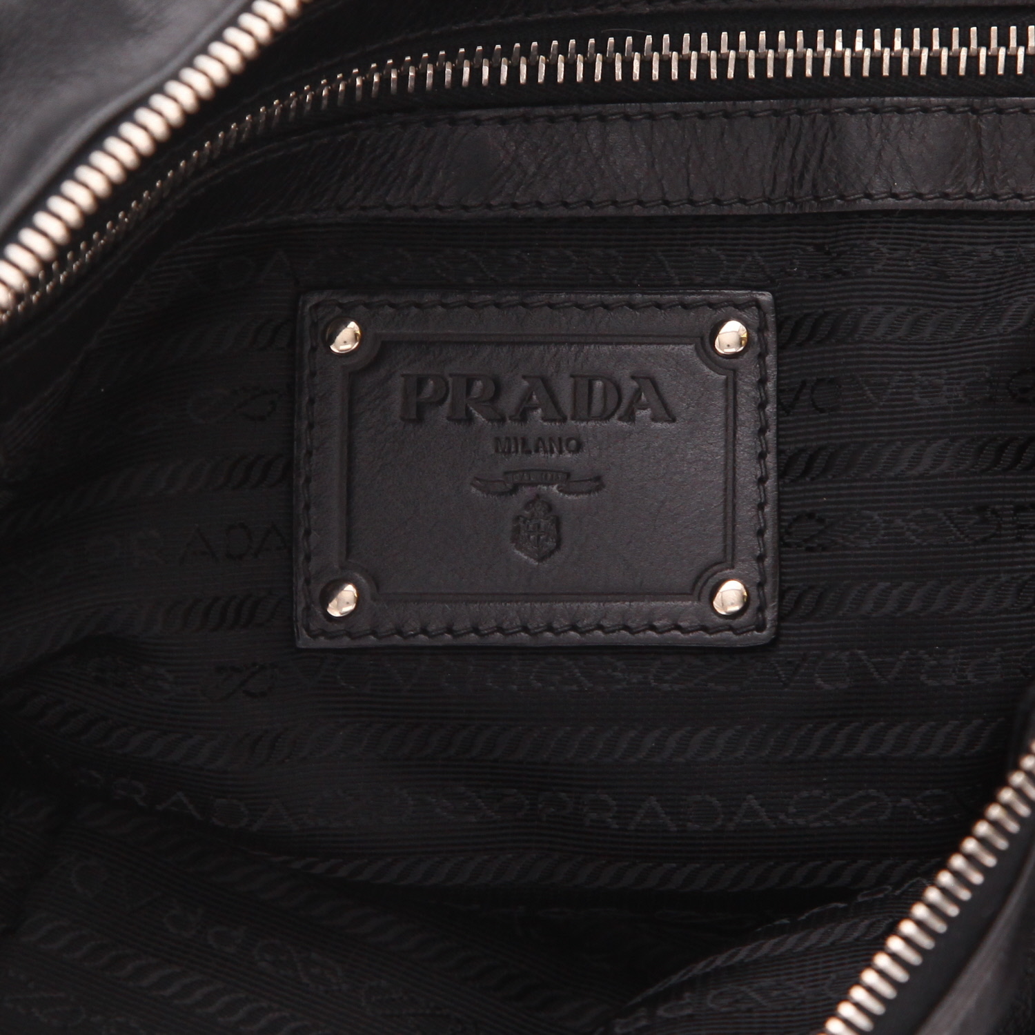 Prada   handbag  in black leather - Detail D2