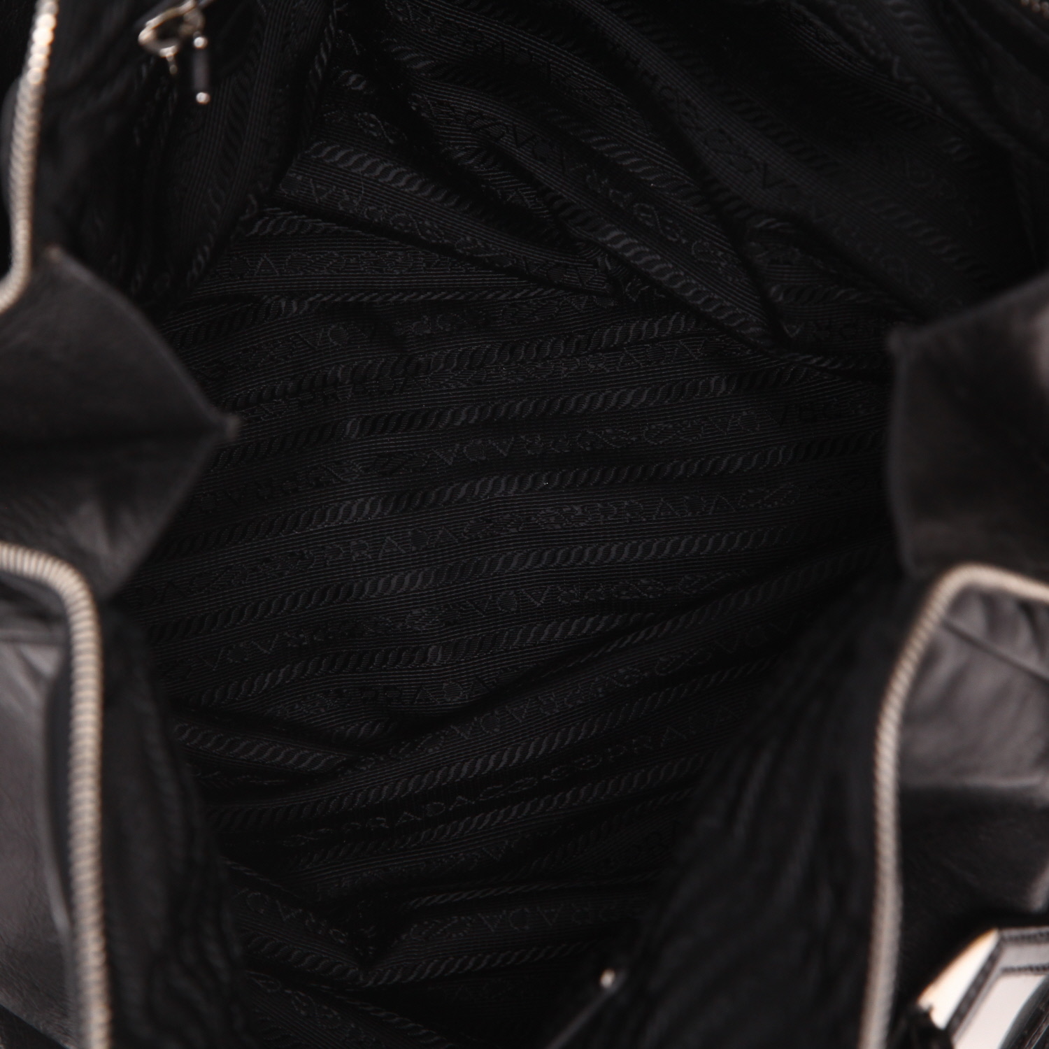 Bolso de mano Prada   en cuero negro - Detail D3