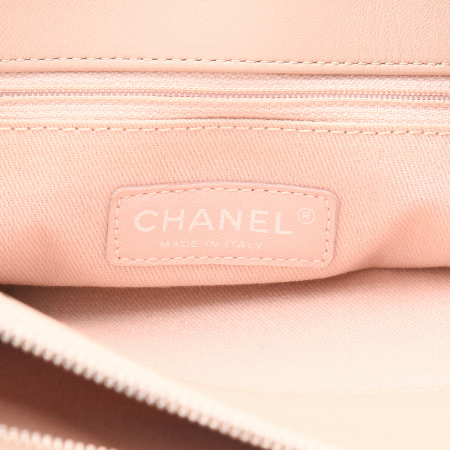 Bolso de mano Chanel  Mademoiselle en cuero acolchado rosa - Detail D2