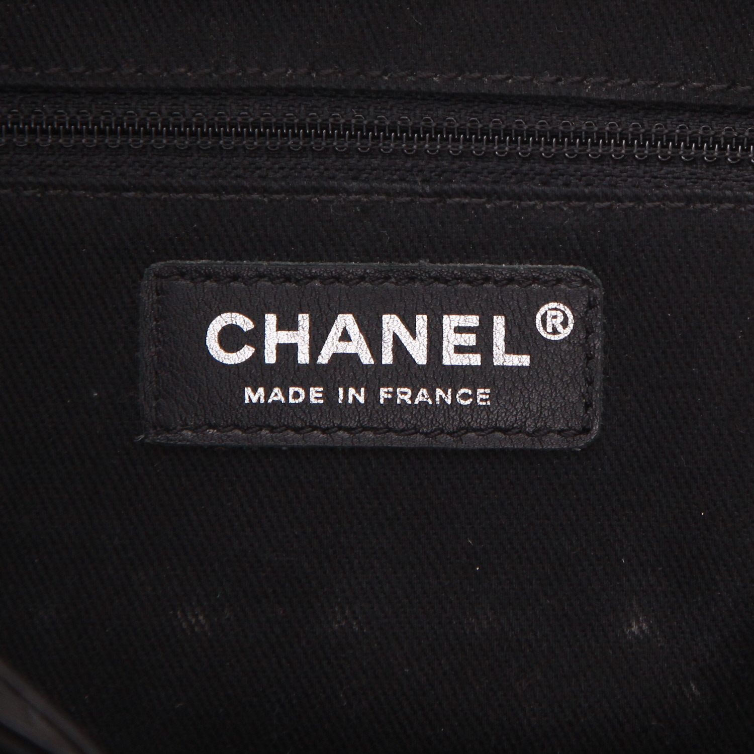 Bolso de mano Chanel   en cuero granulado negro - Detail D2