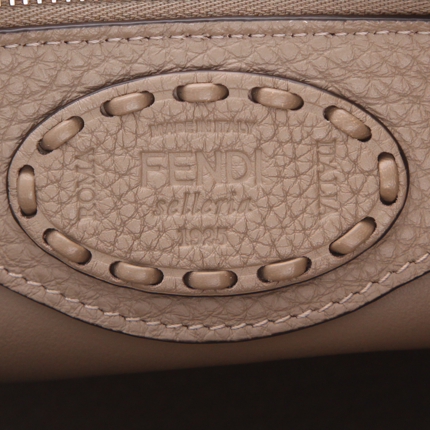 Sac à main Fendi  By the way en cuir grainé taupe - Detail D2