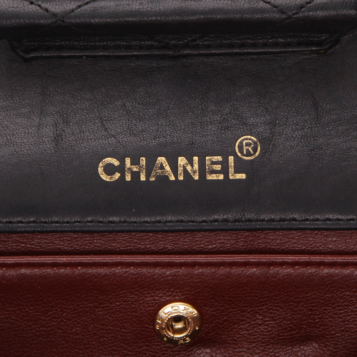 Bolso de mano Chanel  Timeless en cuero acolchado negro - Detail D2