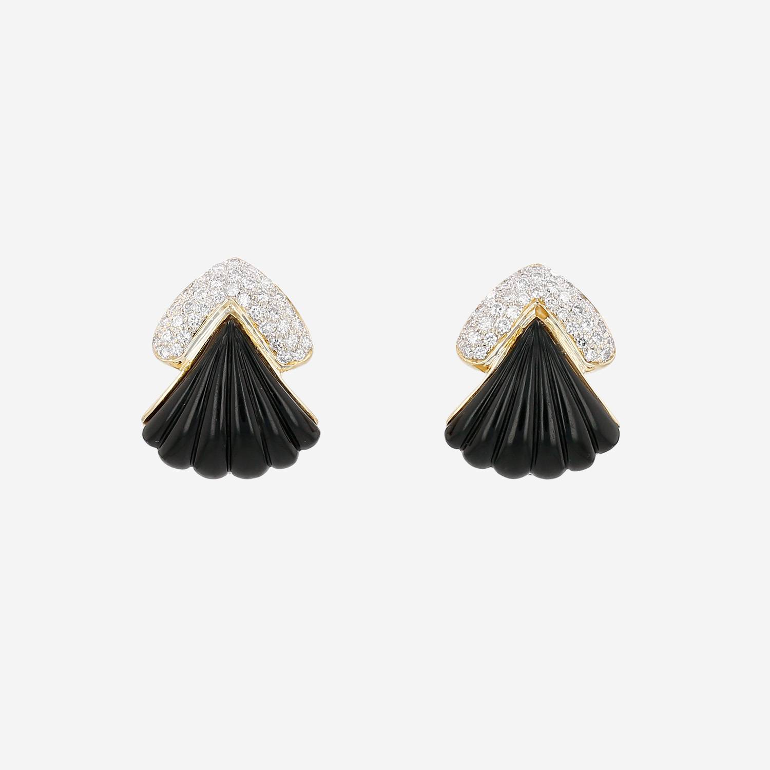 Vintage  earrings for non pierced ears in yellow gold, diamonds and onyx