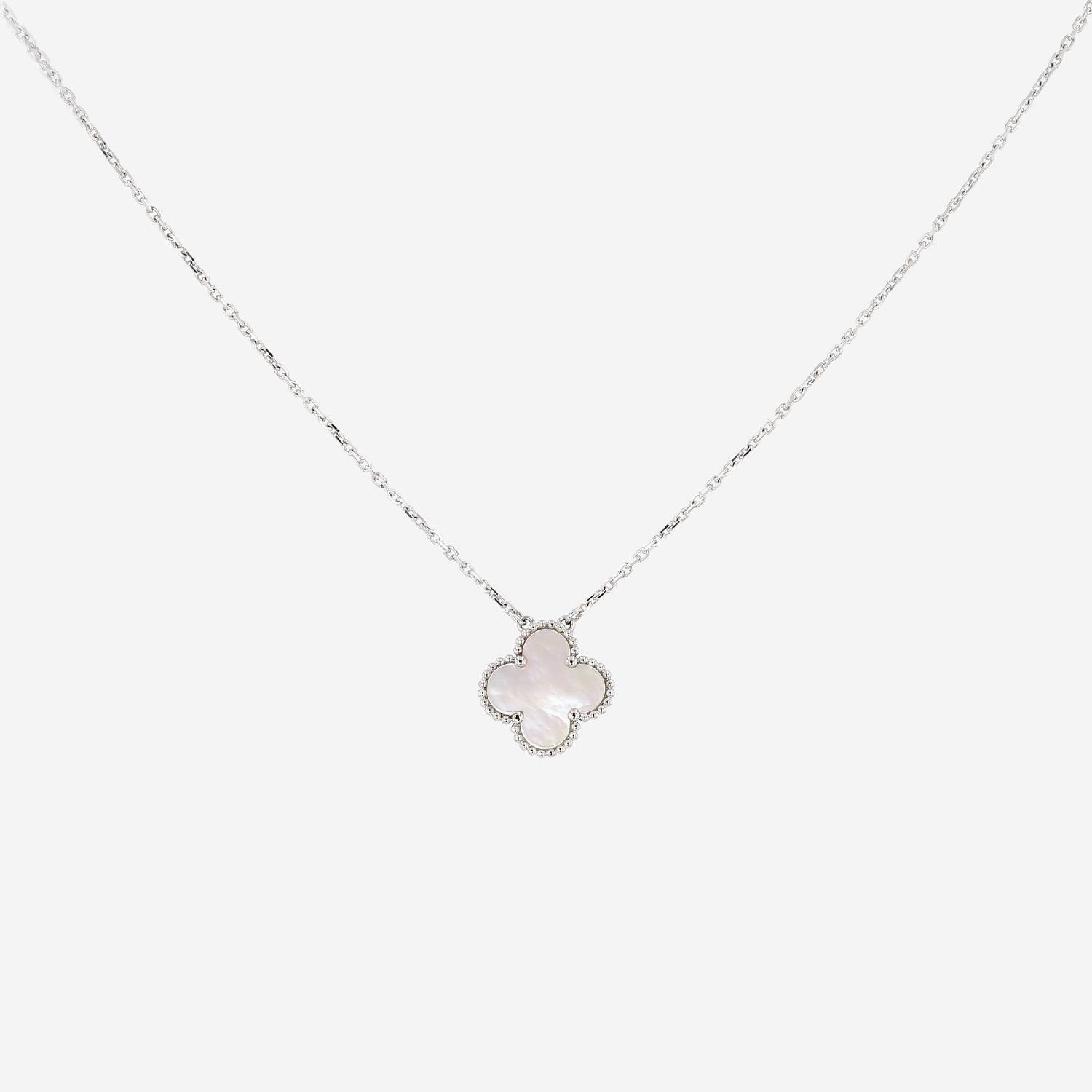 Collier Van Cleef & Arpels Vintage Alhambra en or blanc et nacre