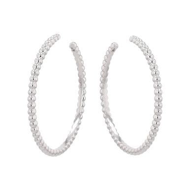 Paire de créoles Van Cleef 
Arpels Perlée moyen modèle en or blanc