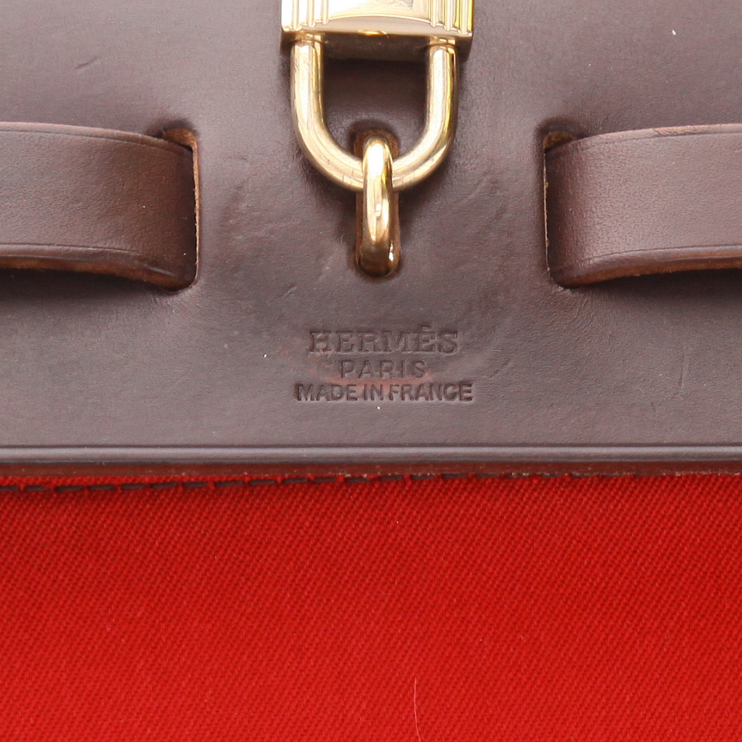 Hermès  Herbag bag worn on the shoulder or carried in the hand  in red canvas  and brown leather - Detail D2