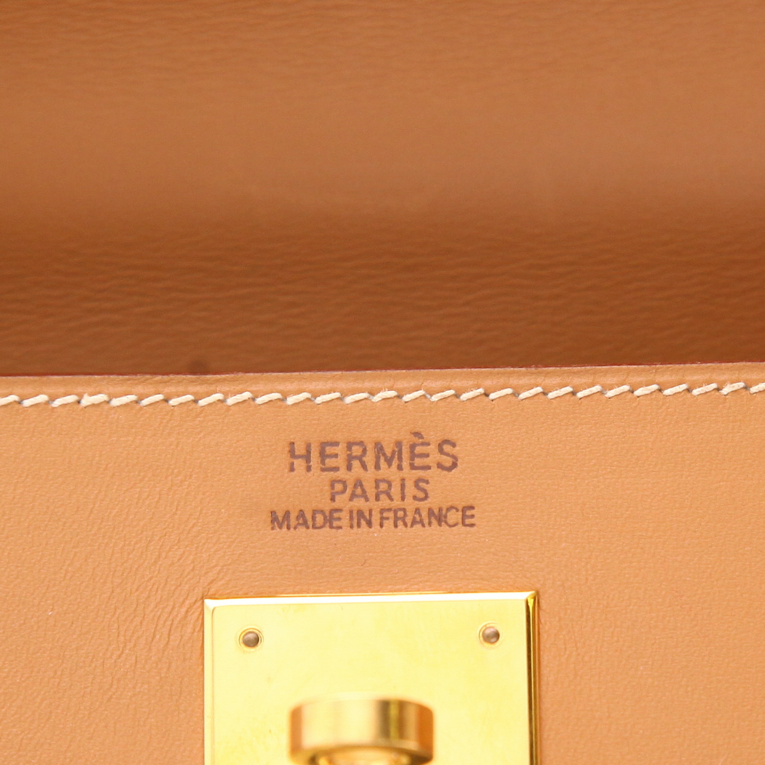 Bolso de mano Hermès  Kelly 32 cm en cuero box color oro - Detail D2