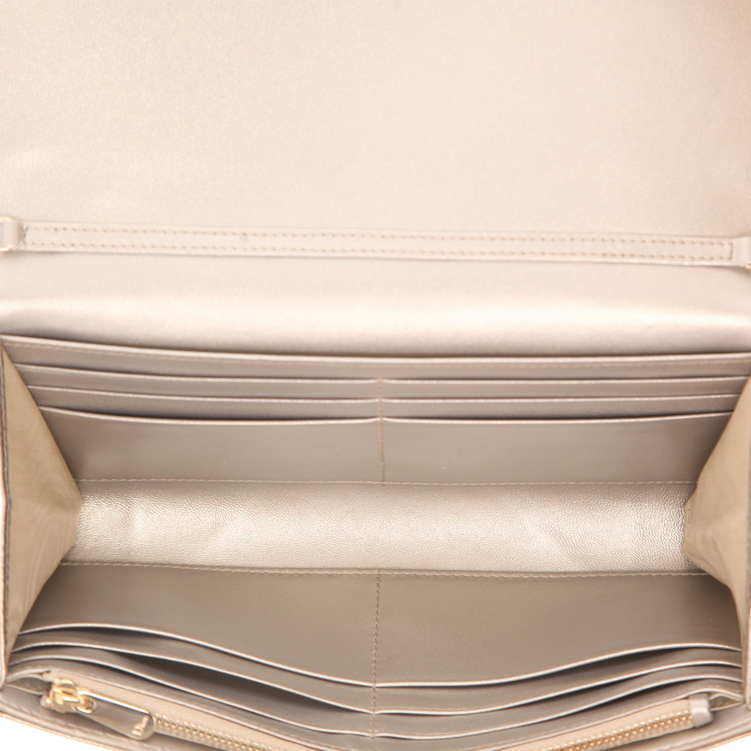 Bolso bandolera Dior  Diorama Wallet on Chain en cuero granulado dorado - Detail D3