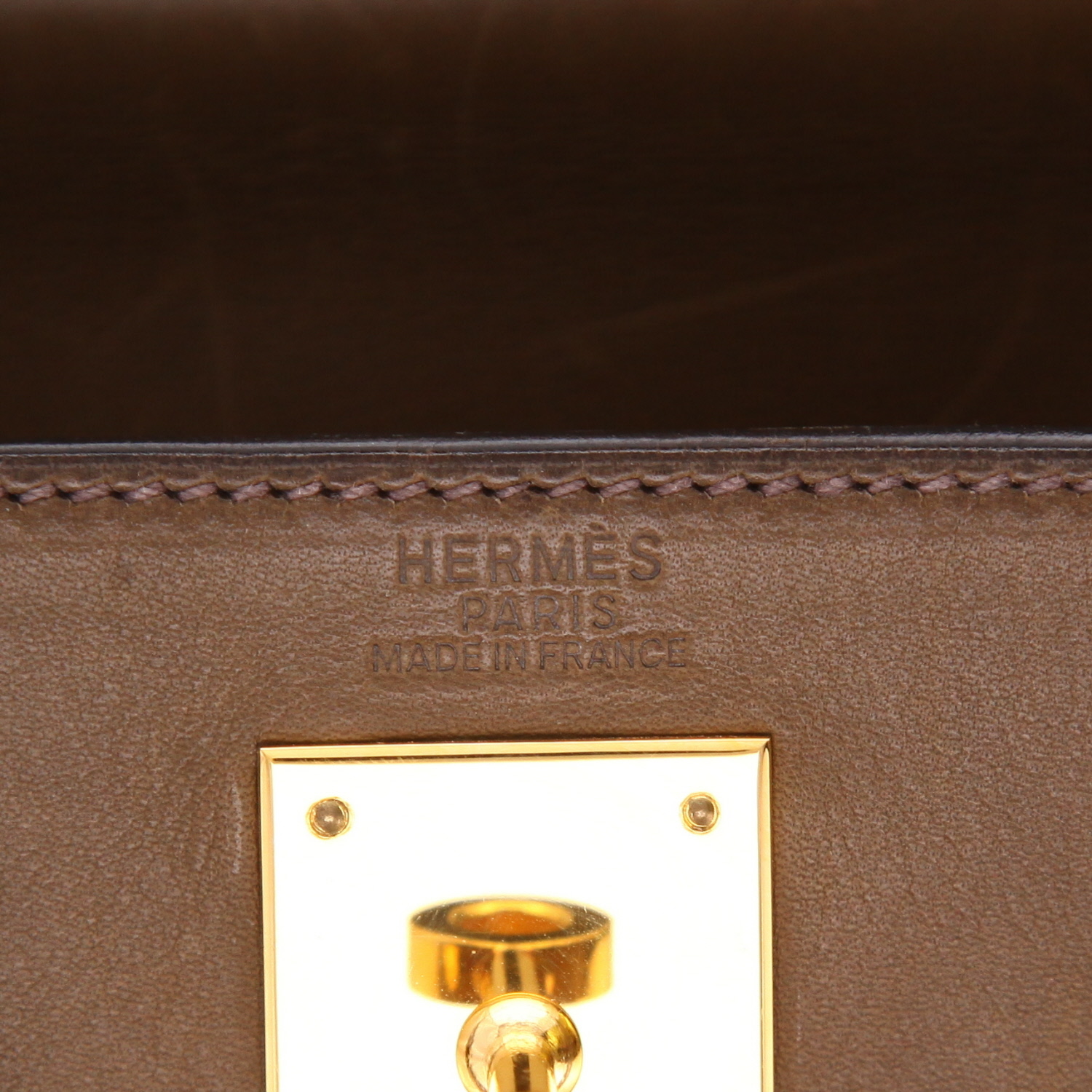Bolso de mano Hermès  Kelly 32 cm en cuero Barenia verde aceituna y cuero vibrato - Detail D2