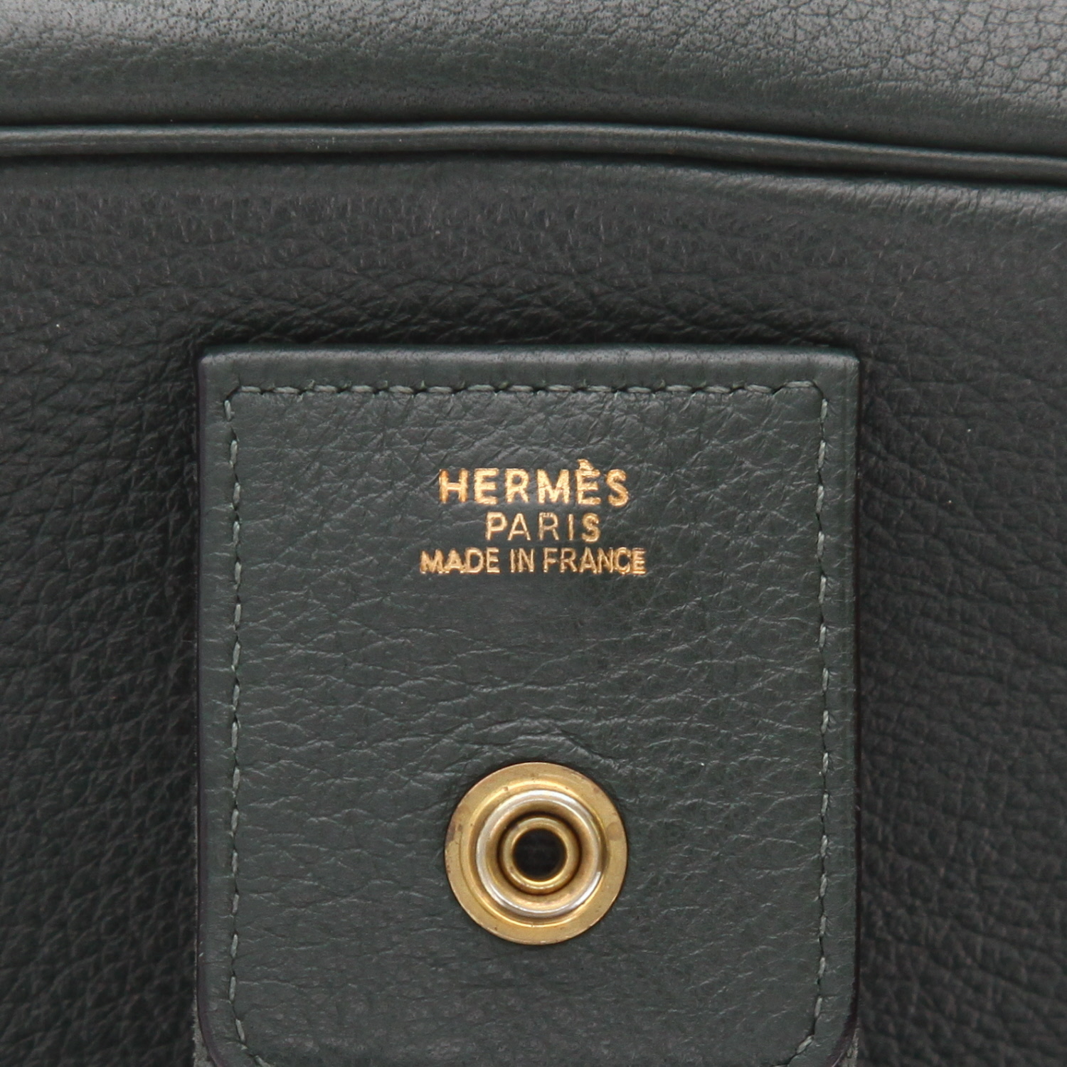 Bolso de mano Hermès  Tsako en cuero granulado verde - Detail D2