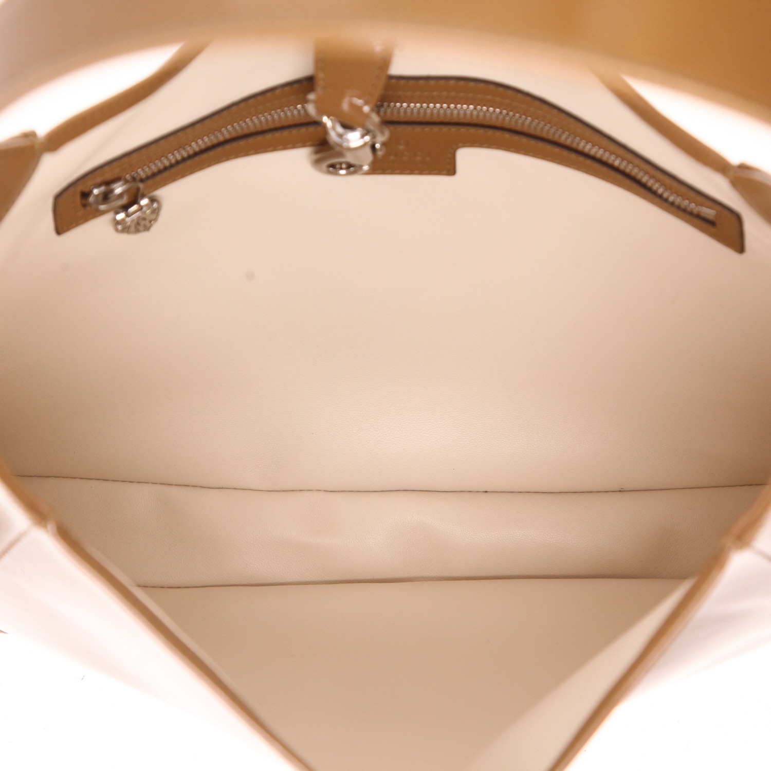 Bolso de mano Gucci  Jackie en charol beige - Detail D3