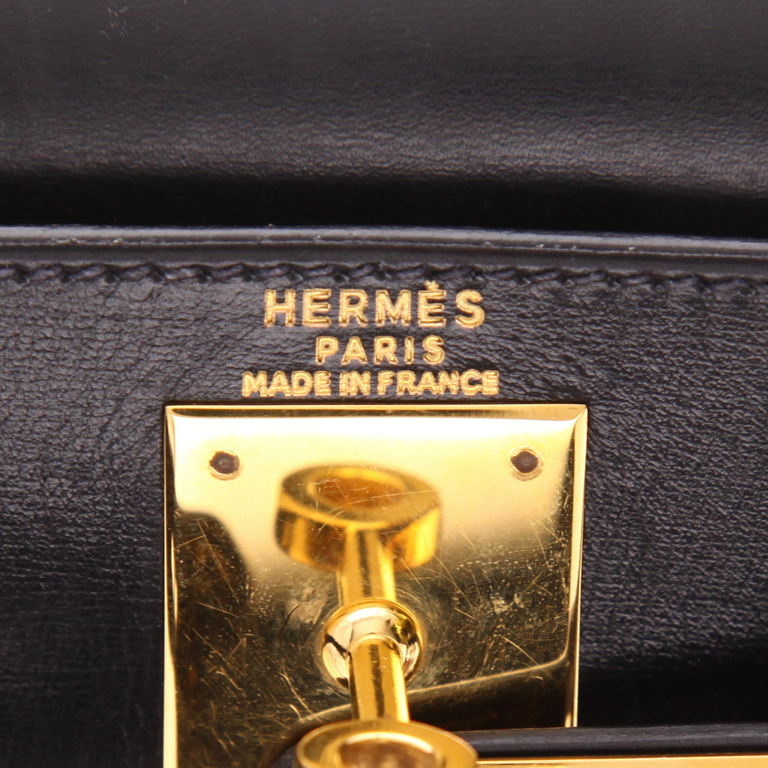 Bolso de mano Hermès  Kelly 28 cm en cuero box negro - Detail D2