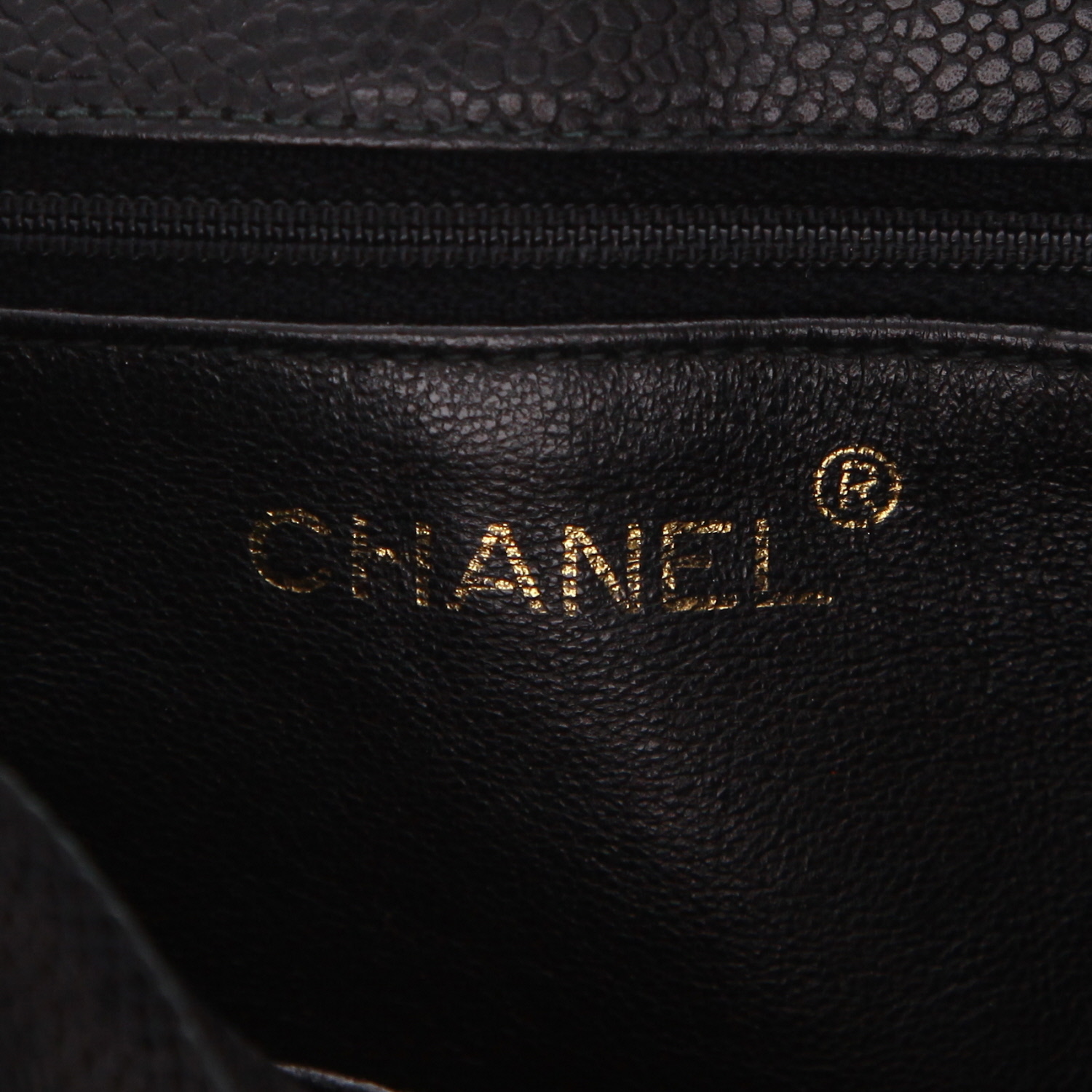 Bolso de mano Chanel   en cuero granulado acolchado negro - Detail D2