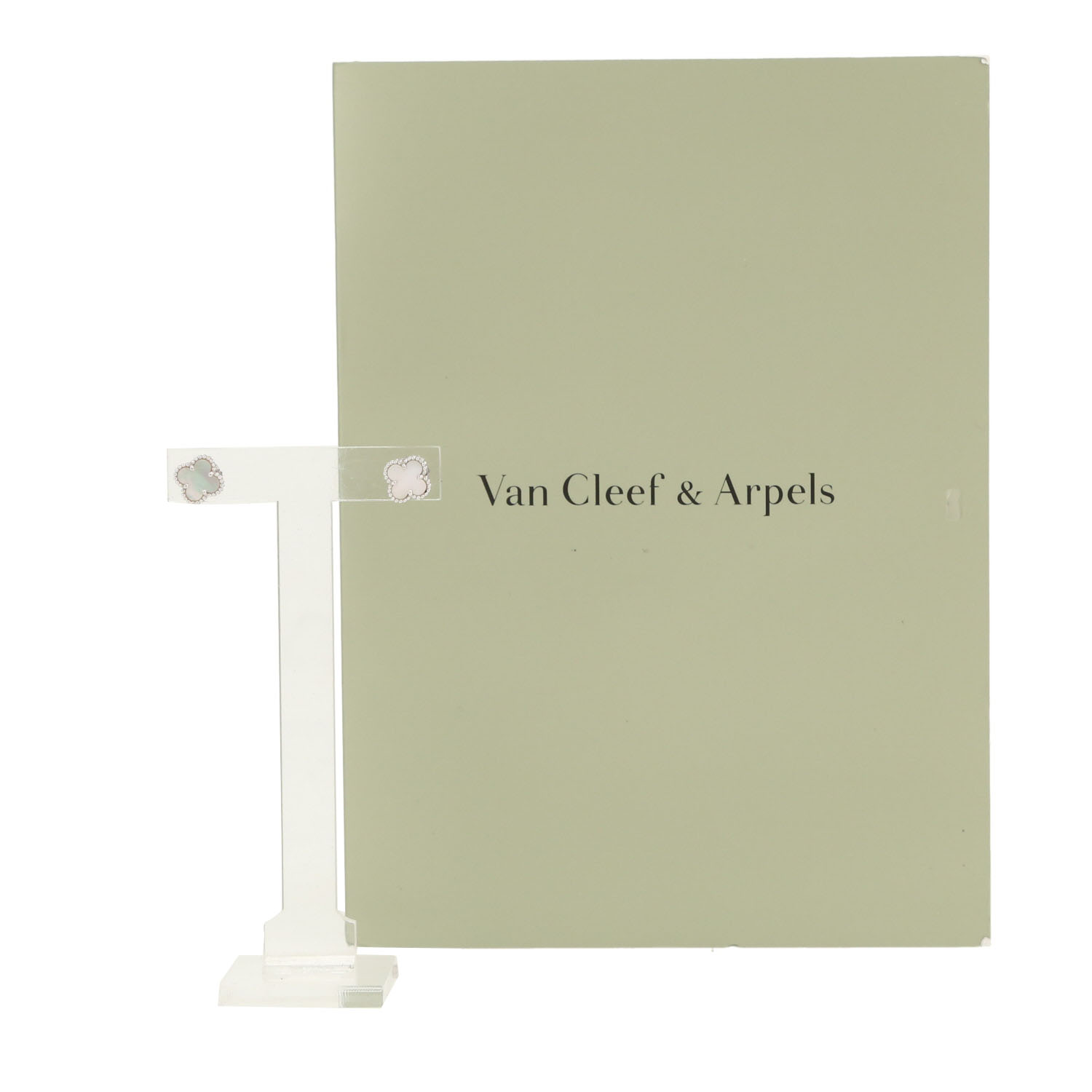 Van Cleef 
Arpels Sweet Alhambra earrings in white gold and mother of pearl - Detail D2