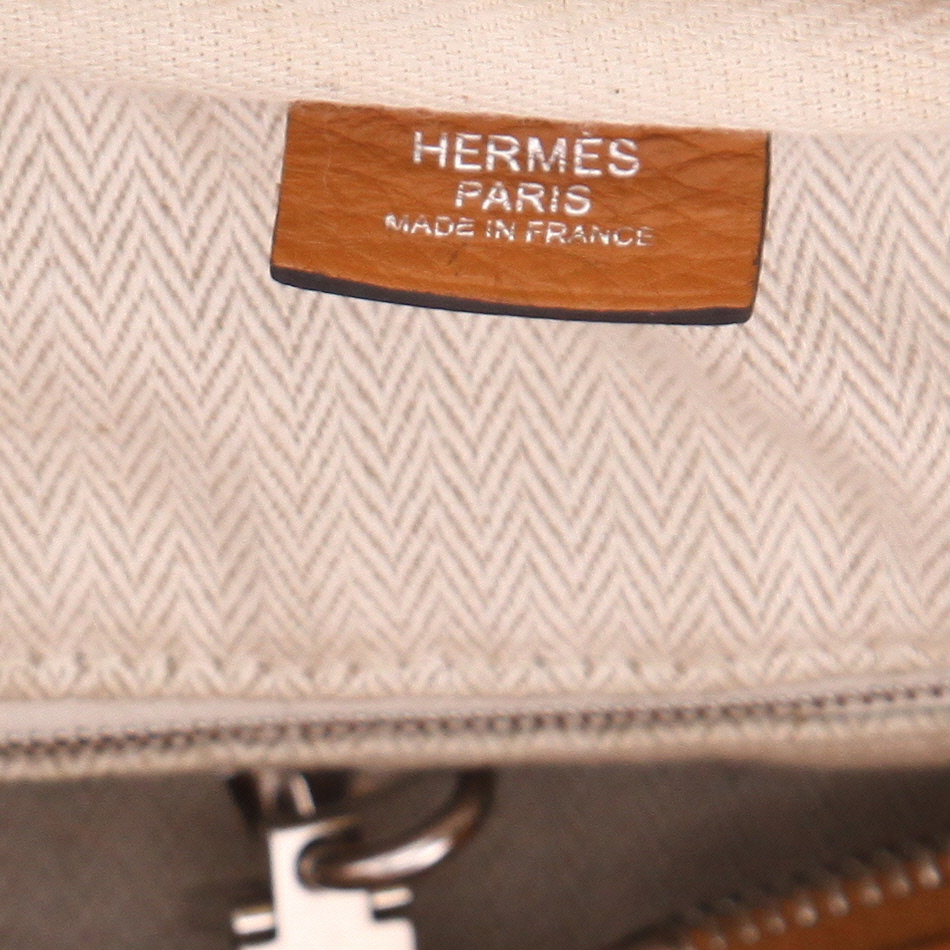 Hermès  Victoria handbag  in gold togo leather - Detail D2