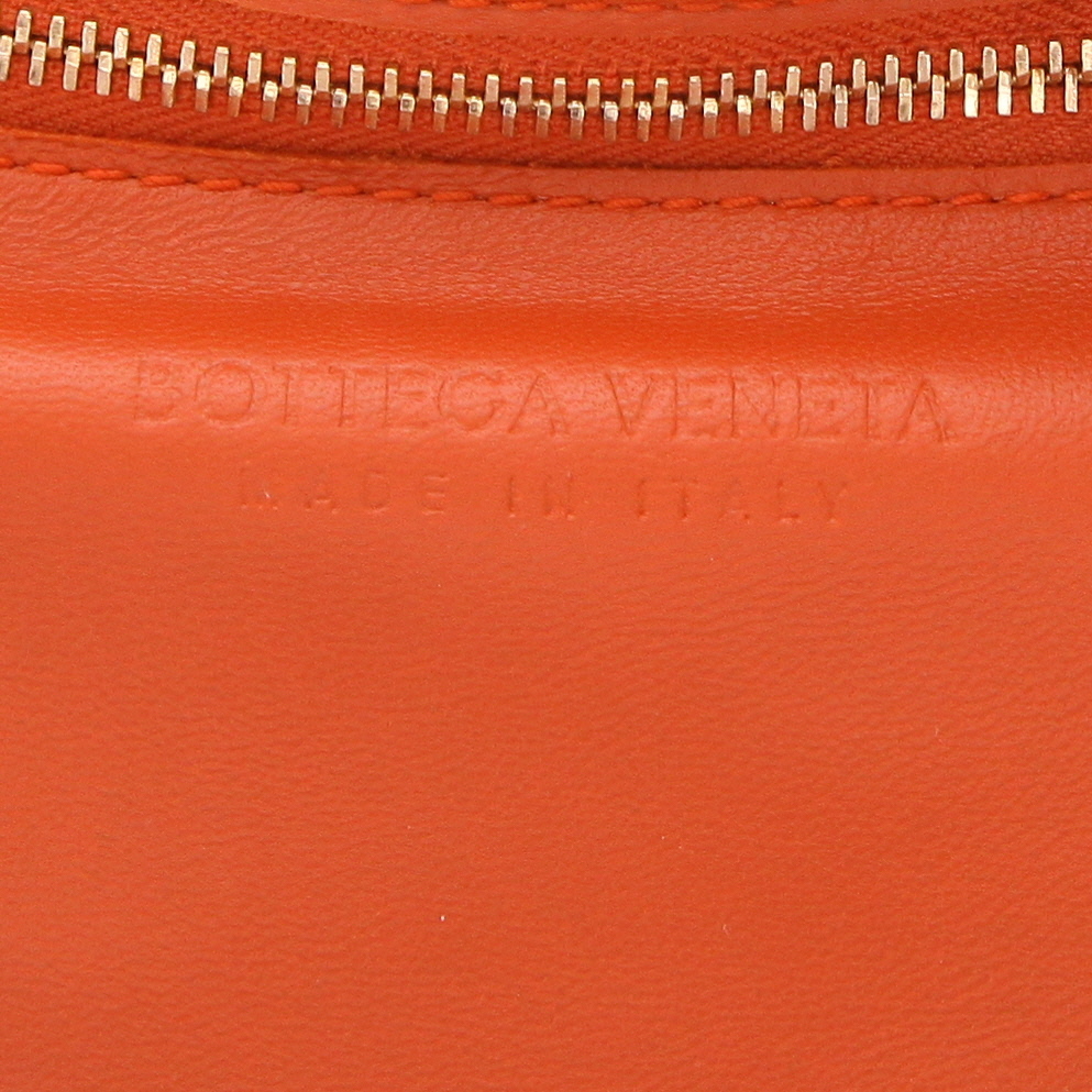 Bottega Veneta  Cassette shoulder bag  in orange intrecciato leather - Detail D2