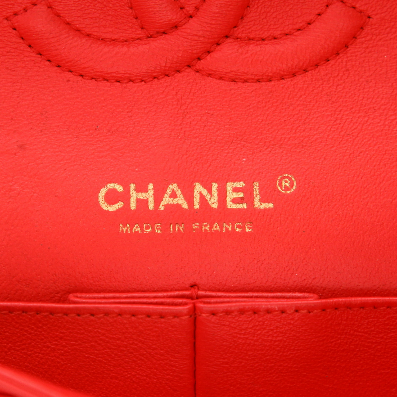 Chanel  Timeless Classic handbag  in red chevron quilted leather - Detail D2
