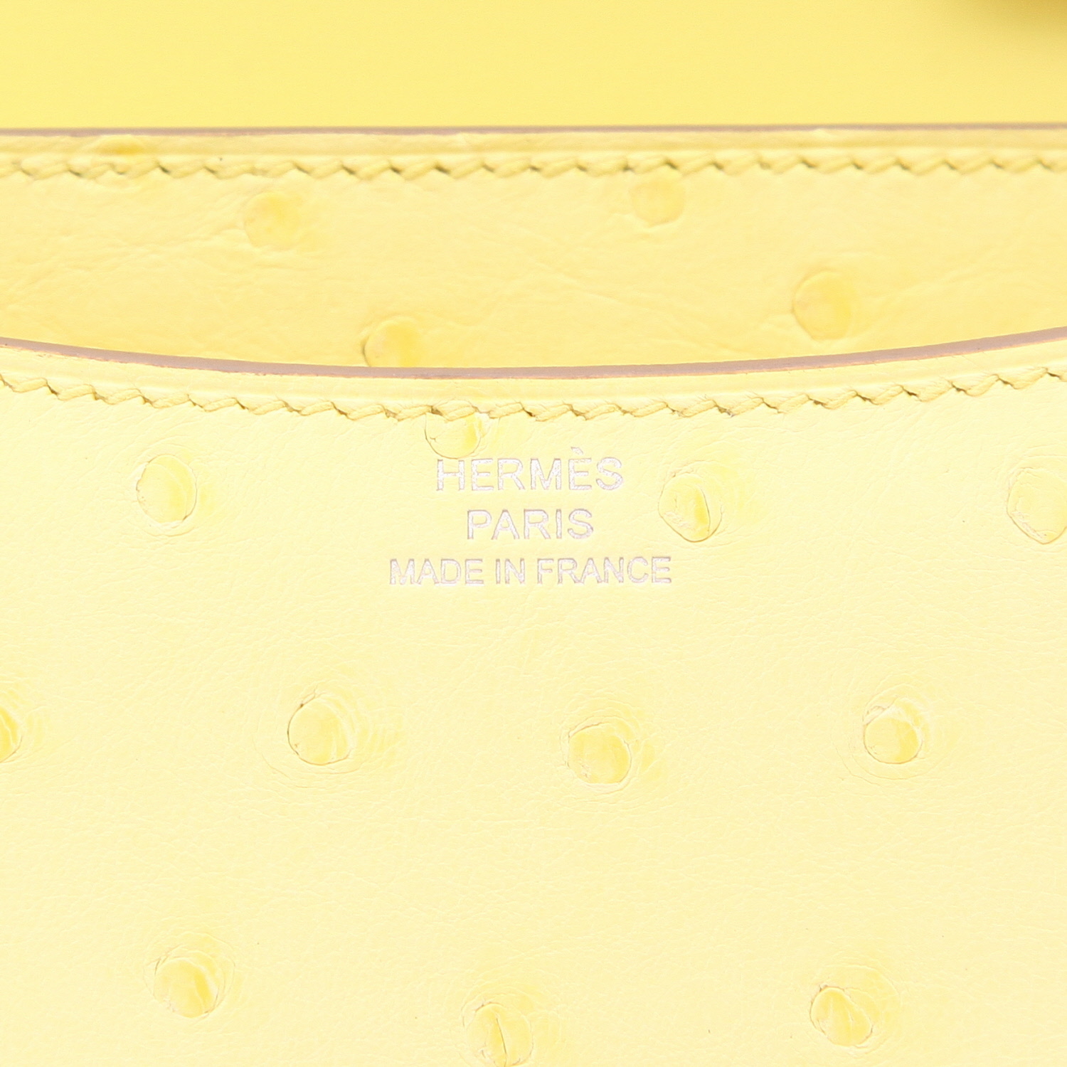 Sac à main Hermès  Constance 18 cm en autruche Jaune Limoncello - Detail D2