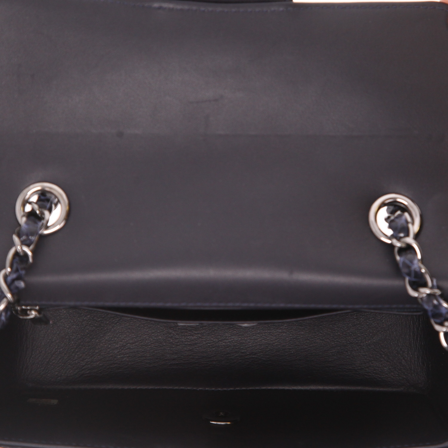 Borsa a tracolla Chanel  Timeless Mini in pitone blu marino - Detail D3