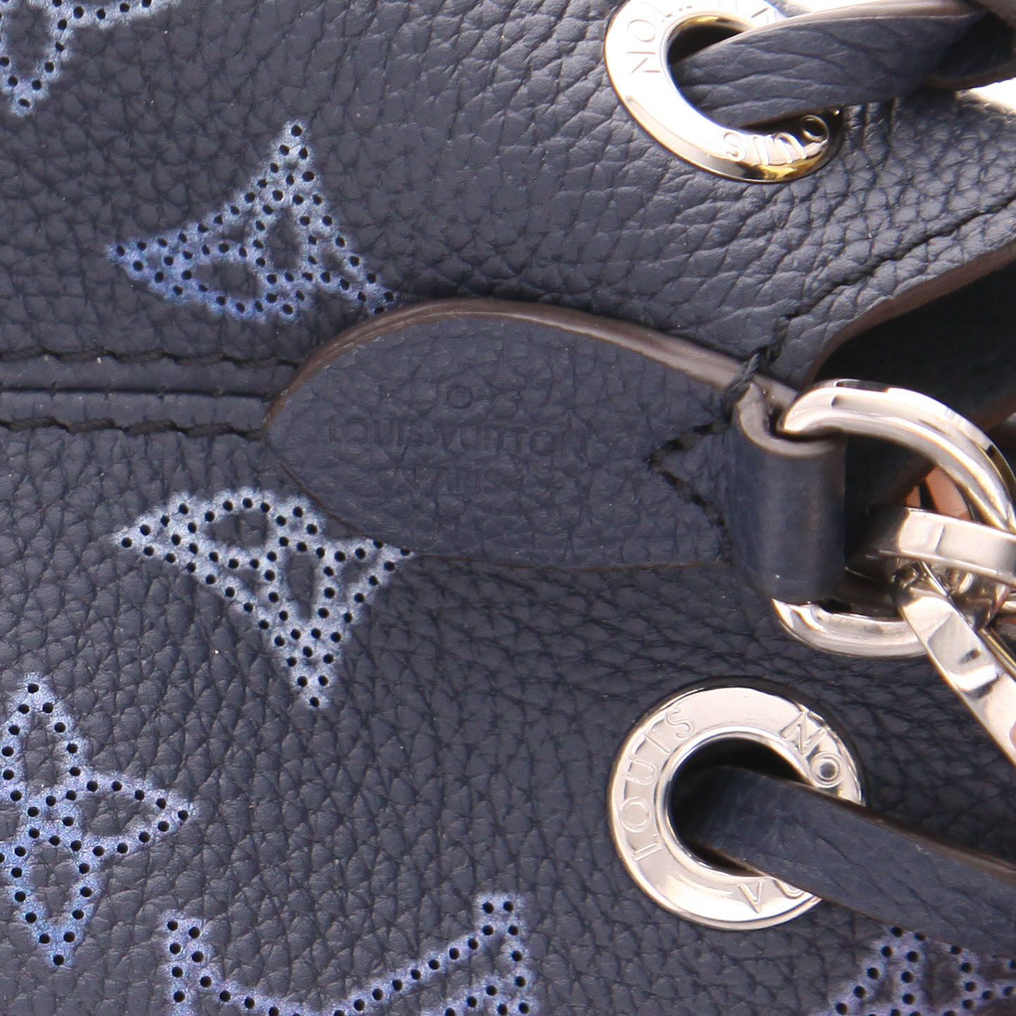 Bolso para llevar al hombro Louis Vuitton  Bella en cuero mahina azul marino y azul claro - Detail D2