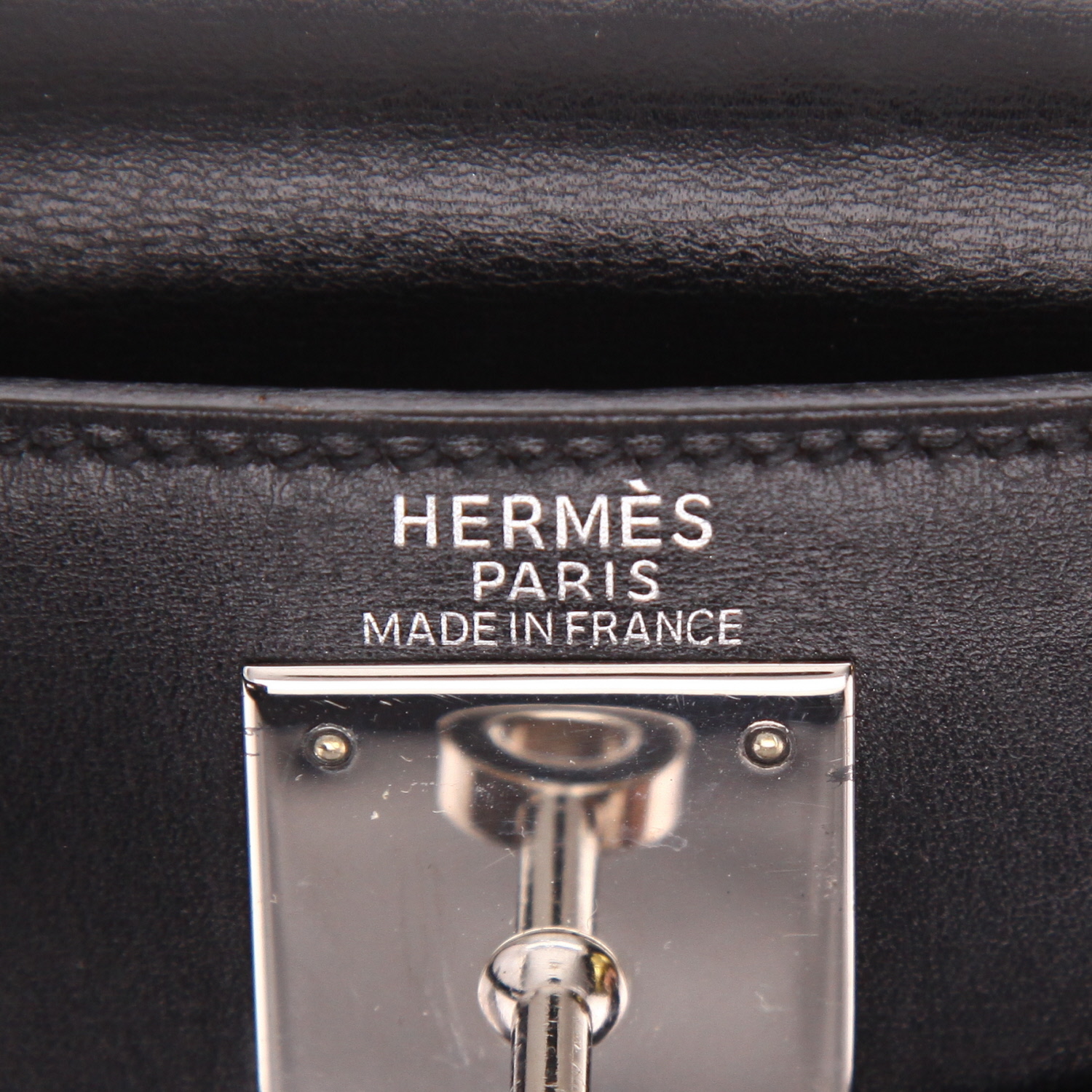 Bolso de mano Hermès  Kelly 28 cm en cuero box negro - Detail D2