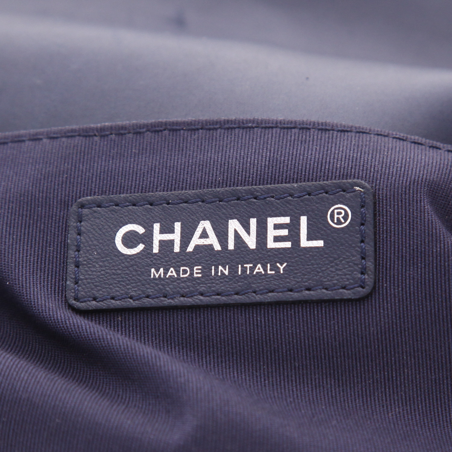 Chanel  Boy shoulder bag  in blue leather - Detail D2