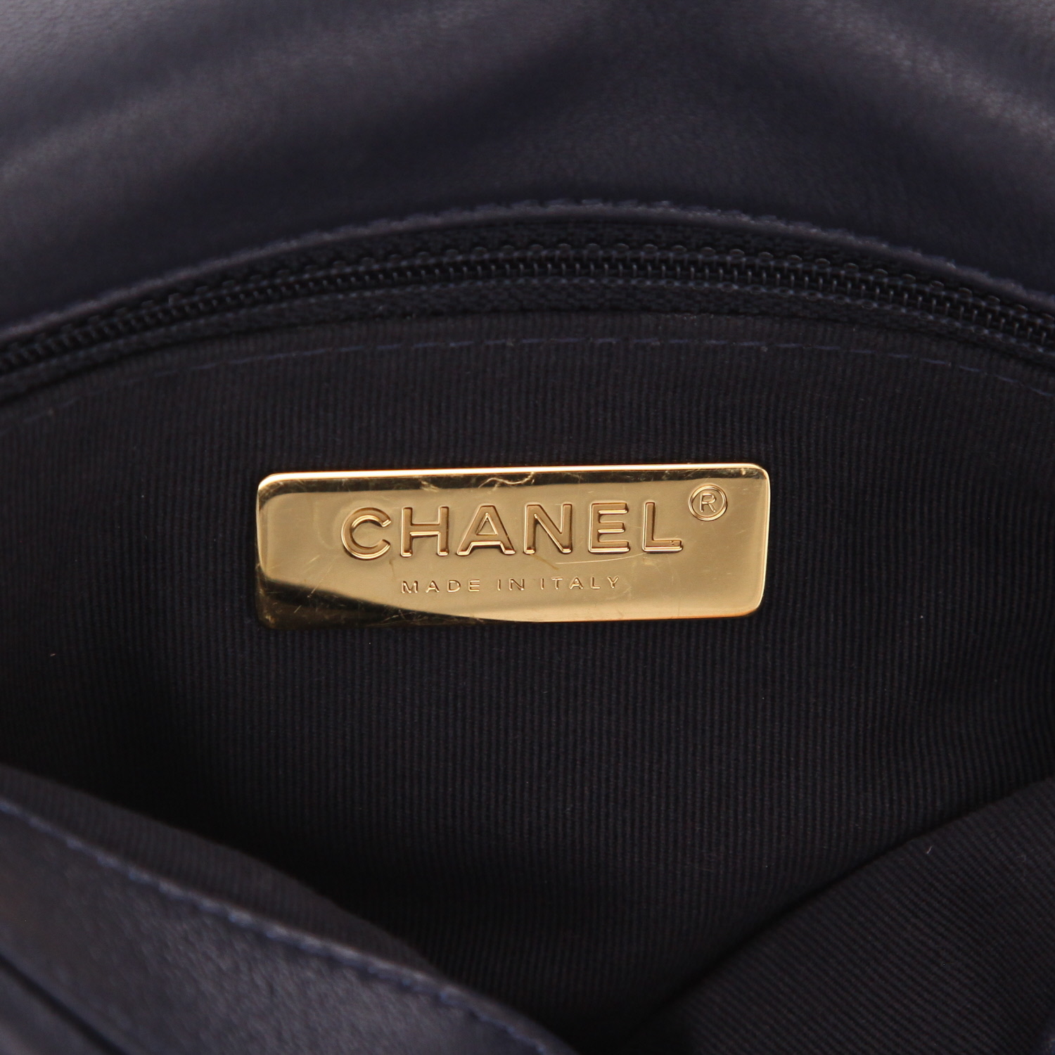 Chanel  19 shoulder bag  in navy blue quilted leather - Detail D2