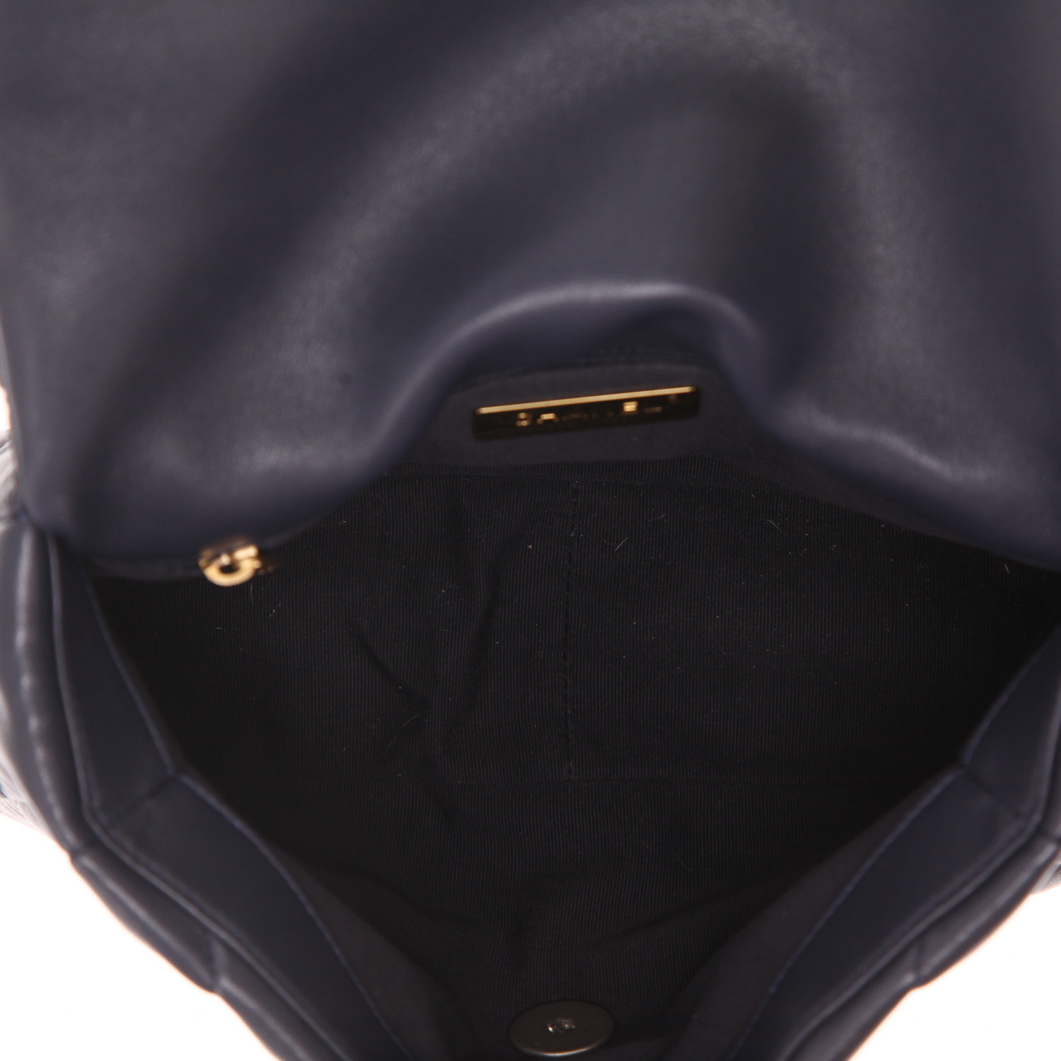 Bolso bandolera Chanel  19 en cuero acolchado azul marino - Detail D3