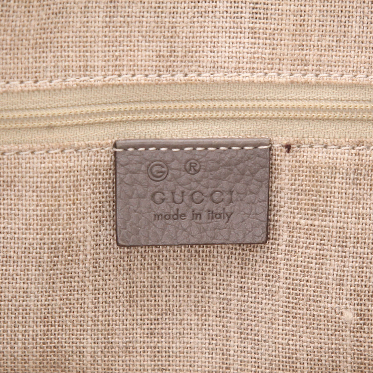 Bolso de mano Gucci   en cuero granulado gris - Detail D2