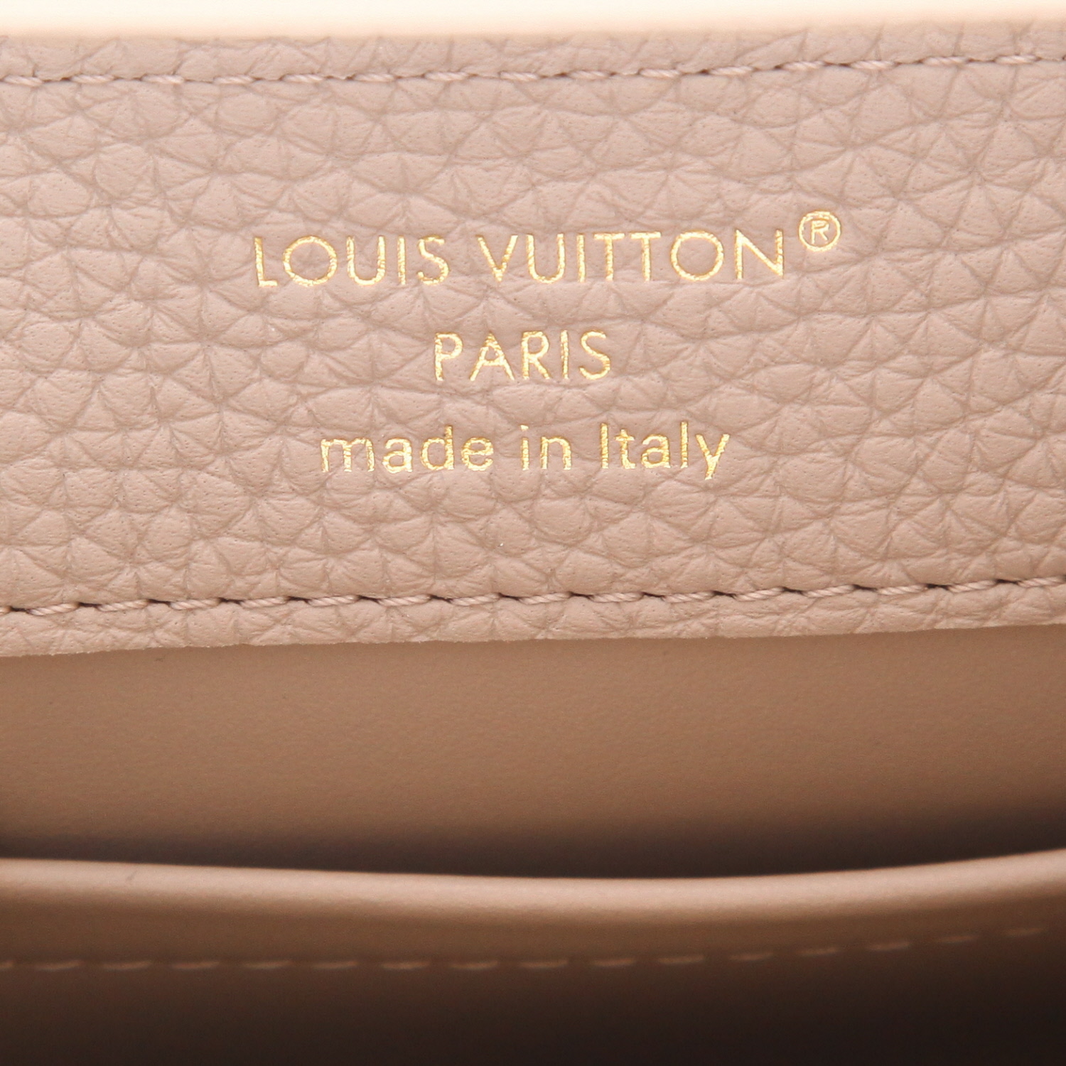 Sac bandoulière Louis Vuitton  Capucines mini  en cuir grainé taupe - Detail D2