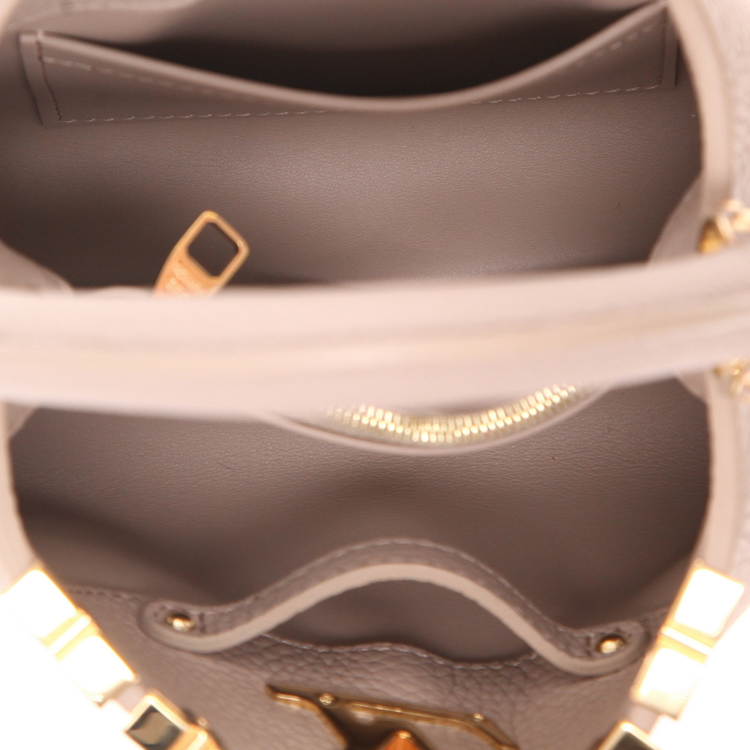 Bolso bandolera Louis Vuitton  Capucines mini  en cuero granulado color topo - Detail D3