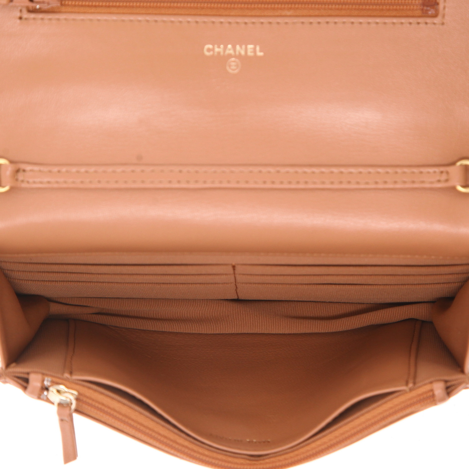 Sac bandoulière Chanel  Wallet on Chain en cuir matelassé marron - Detail D3