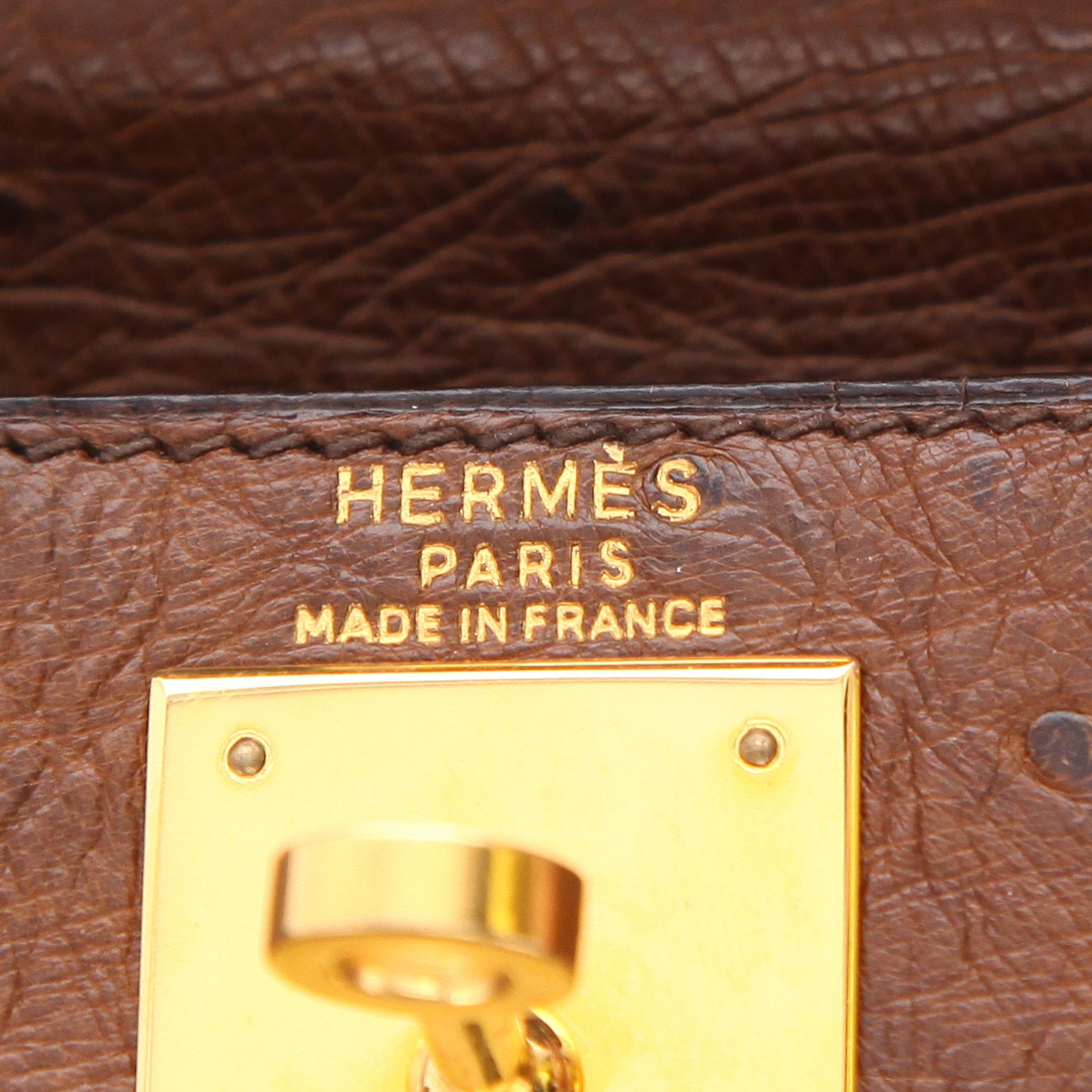 Hermès  Kelly 28 cm handbag  in brown ostrich leather - Detail D2