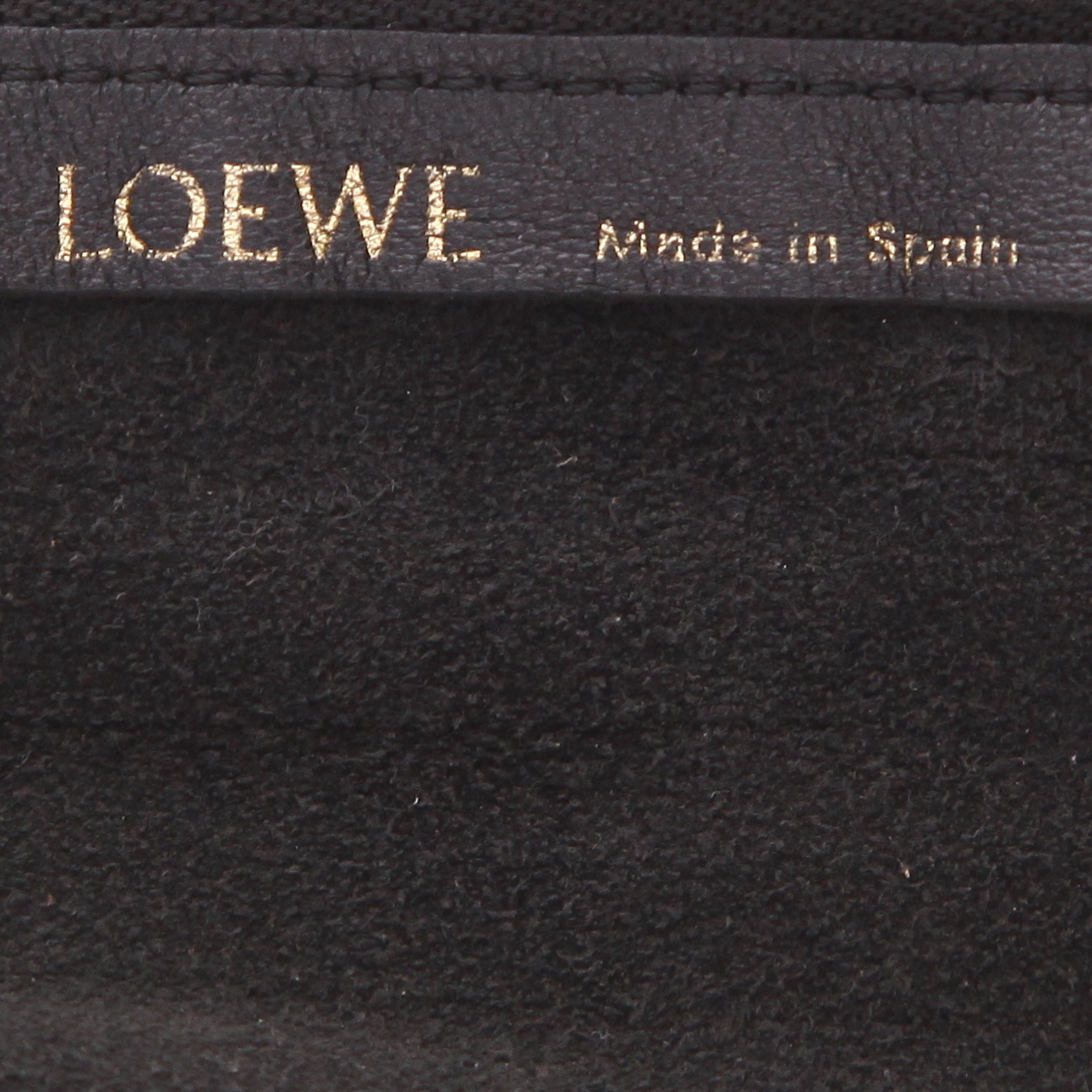 Loewe  Bracelet Pouch shoulder bag  in black leather - Detail D2