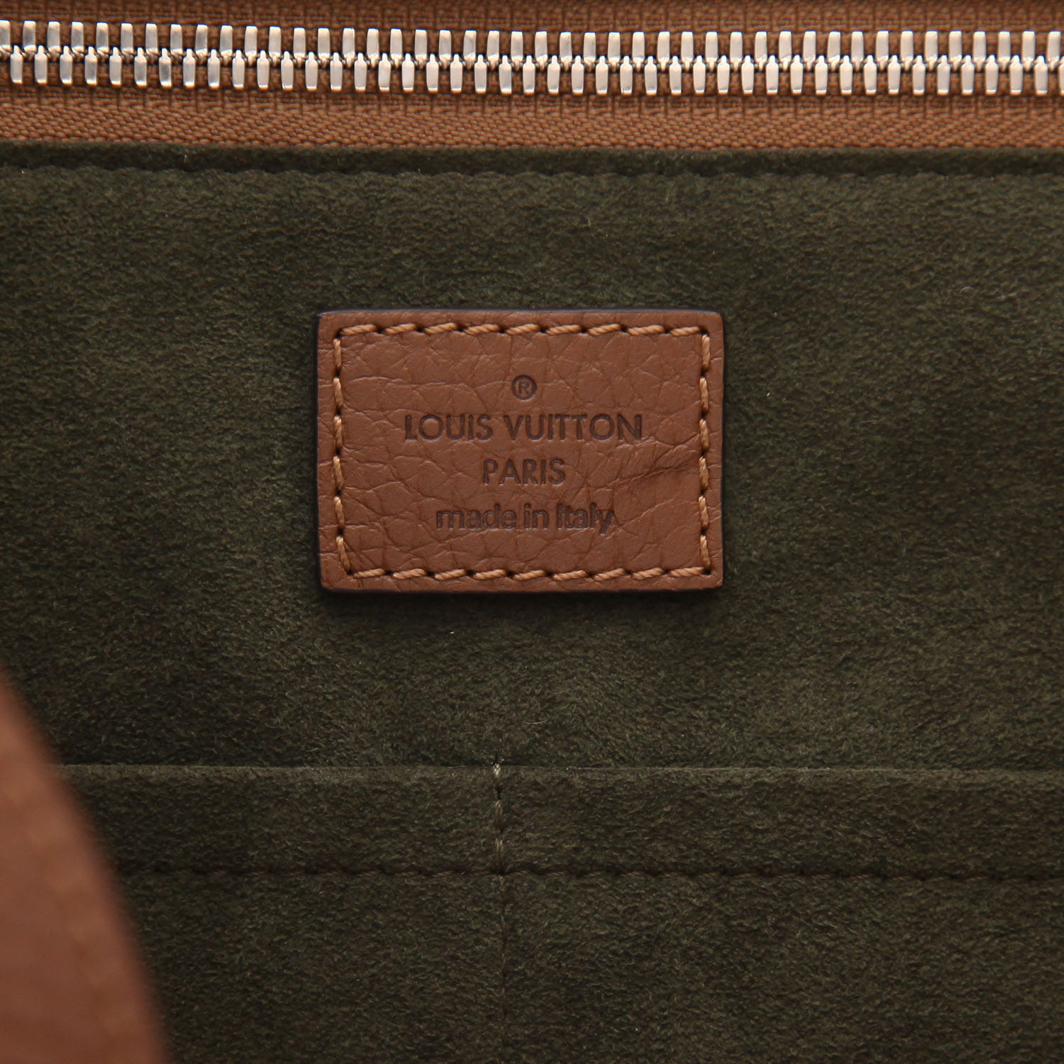 Louis Vuitton  Armand travel bag  in brown leather taurillon clémence - Detail D2