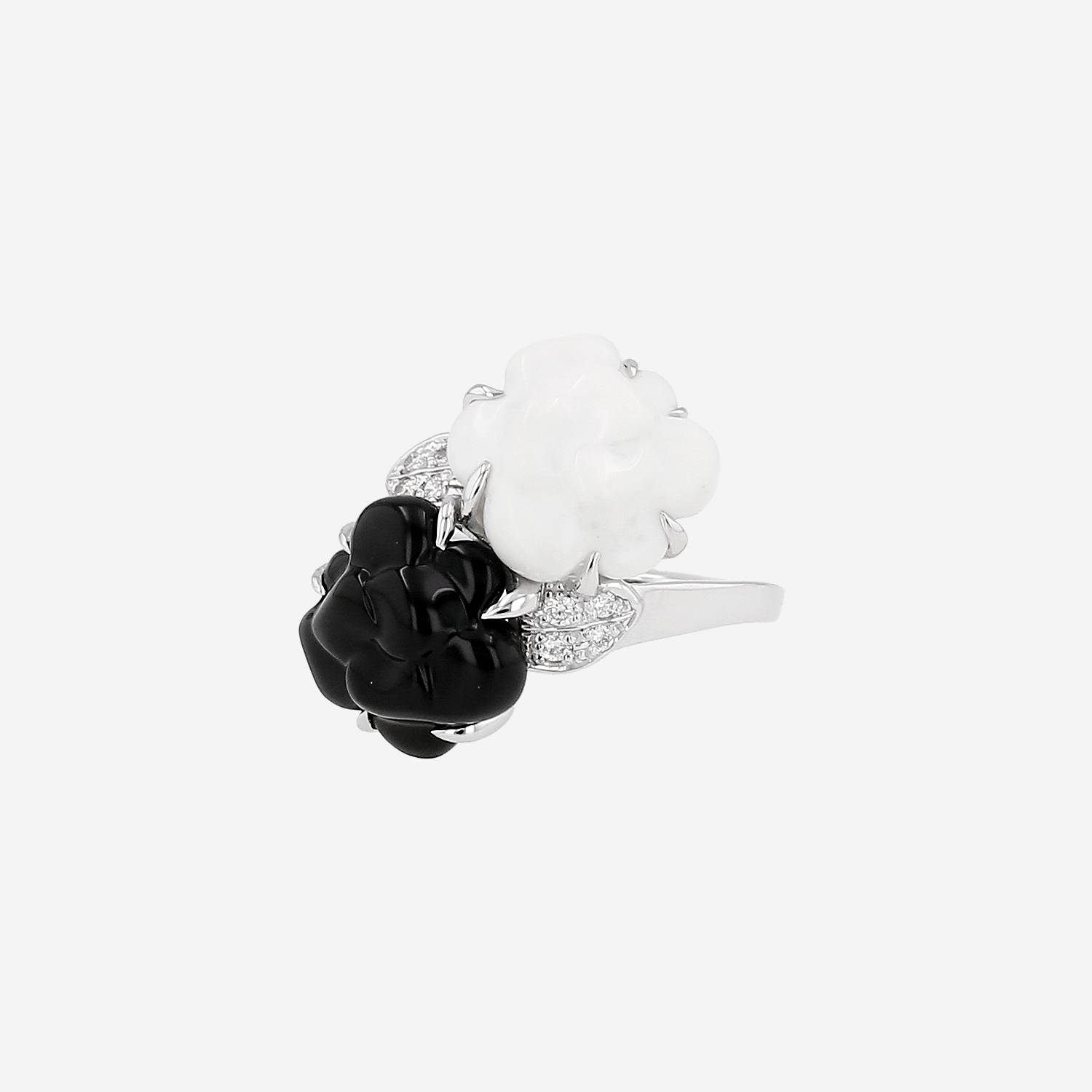 Bague Chanel Camelia en or blanc, agate, onyx et en diamants