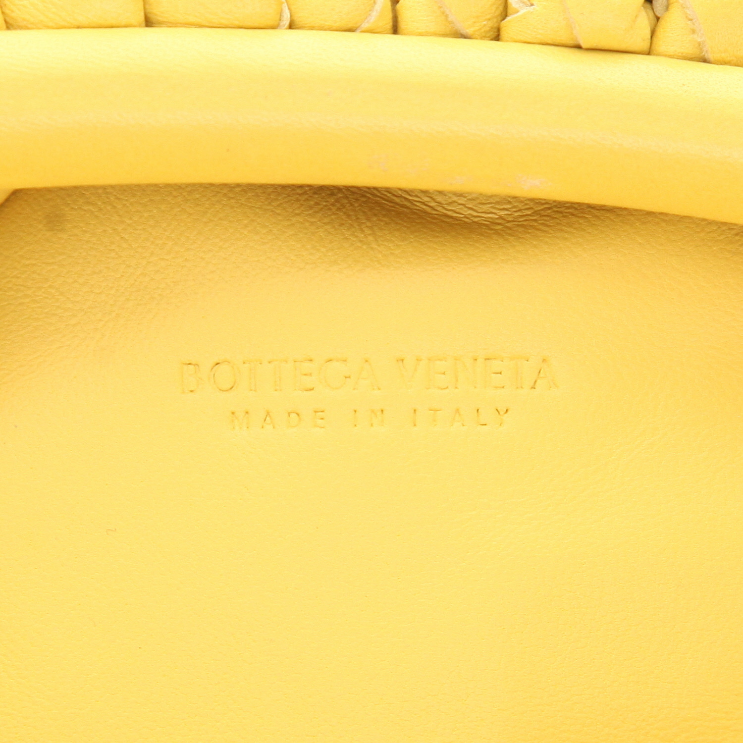Bottega Veneta  Pouch shoulder bag  in yellow intrecciato leather - Detail D2