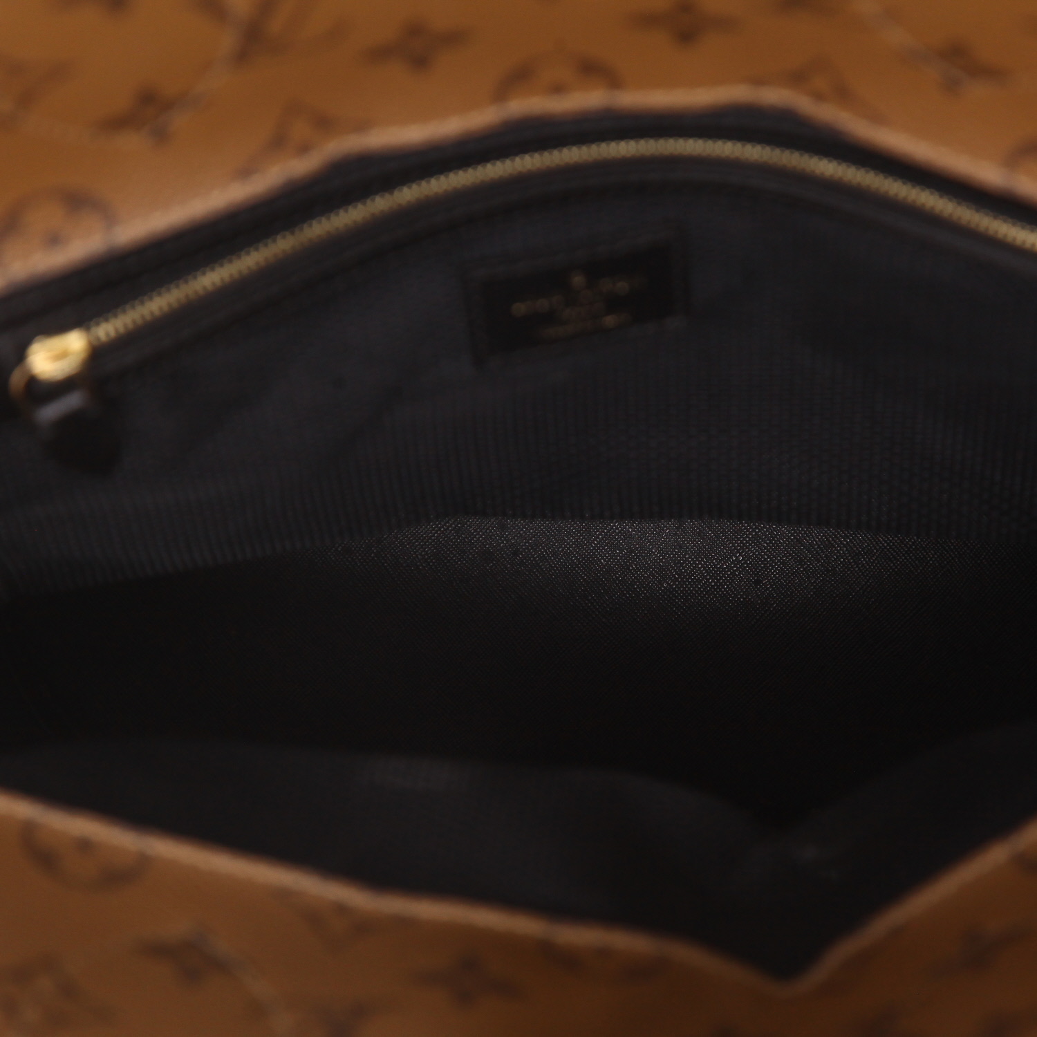 Sac à main Louis Vuitton  Tressage en toile monogram Reverso marron et cuir noir - Detail D3