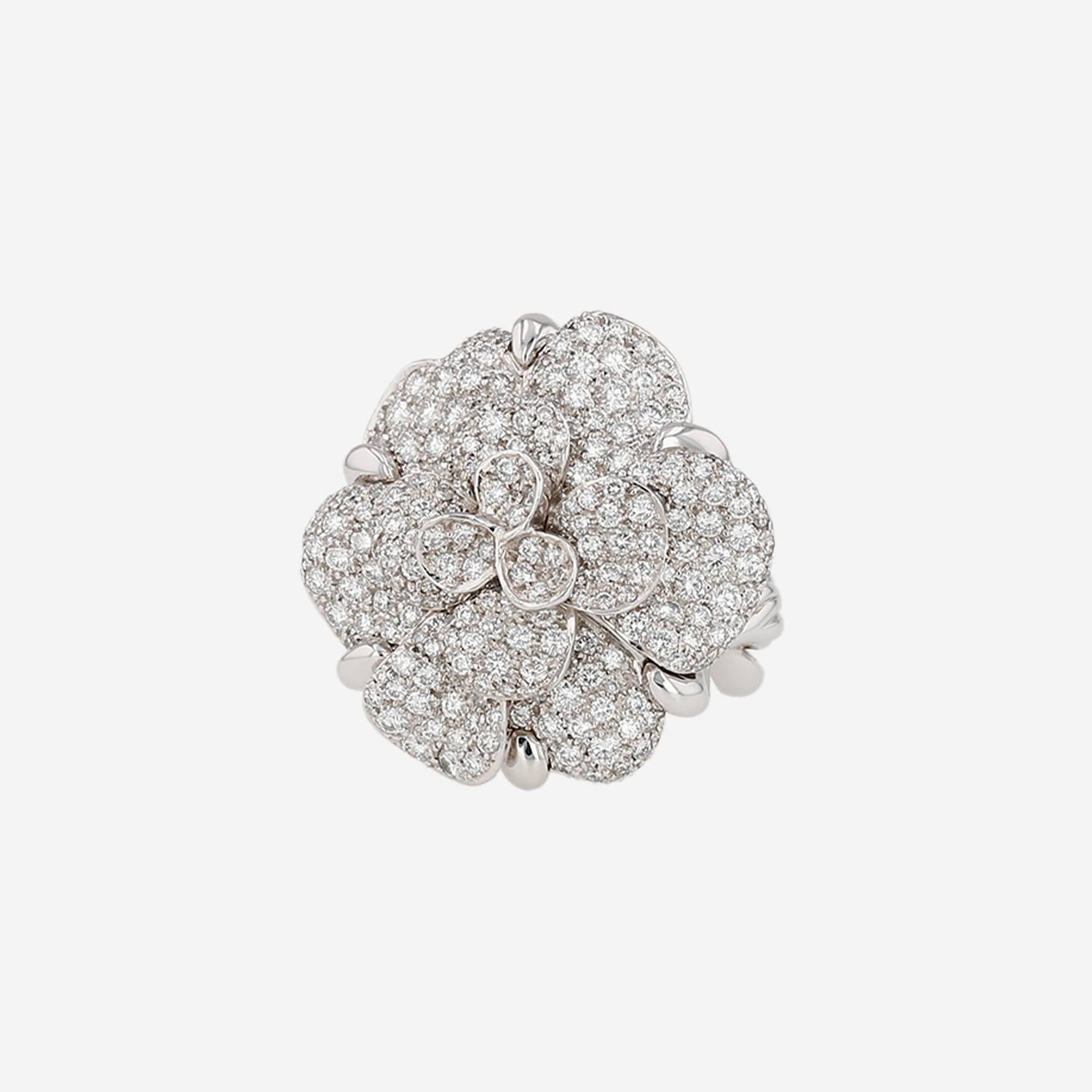 Bague Chanel Camelia en or blanc et diamants