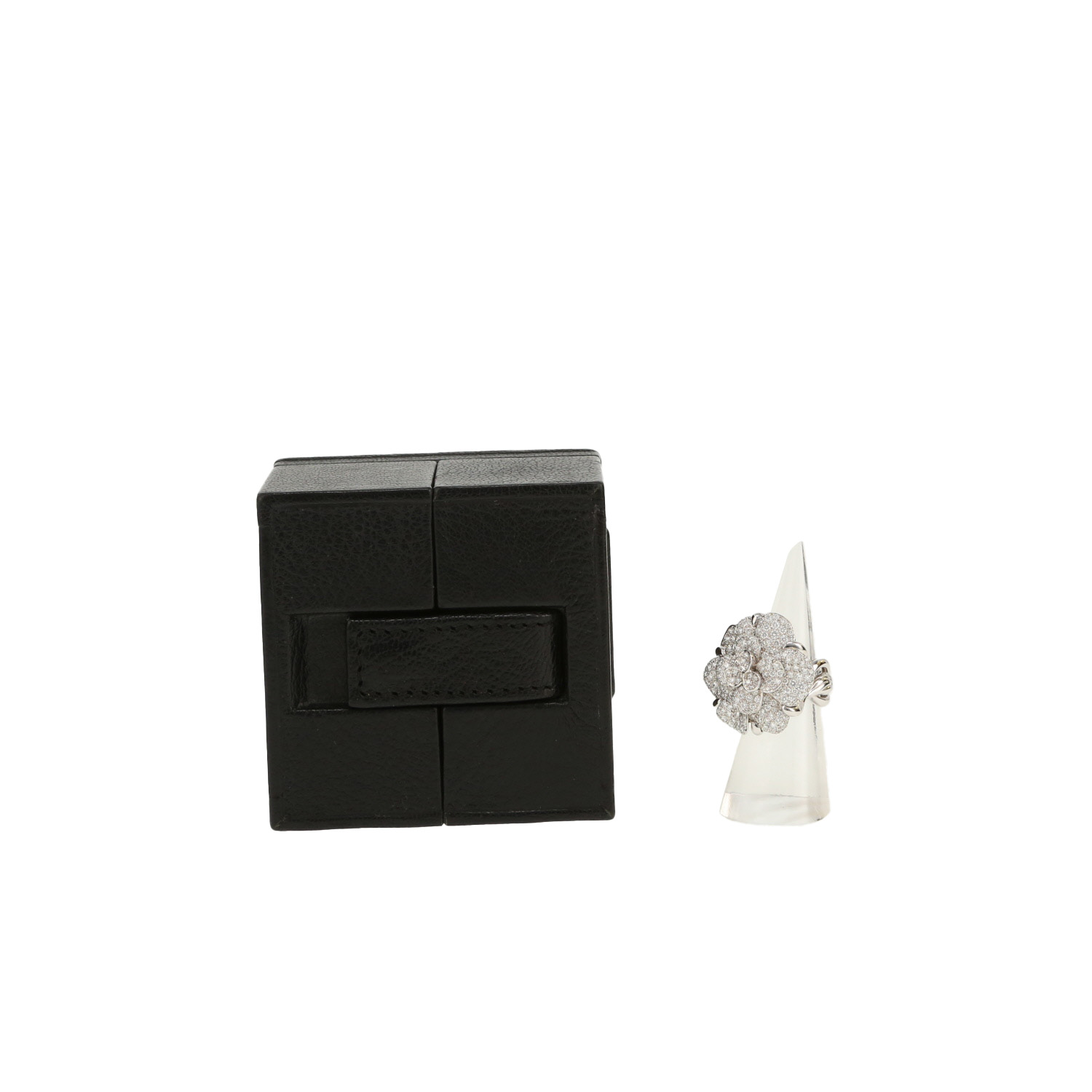 Bague Chanel Camelia en or blanc et diamants - Detail D2