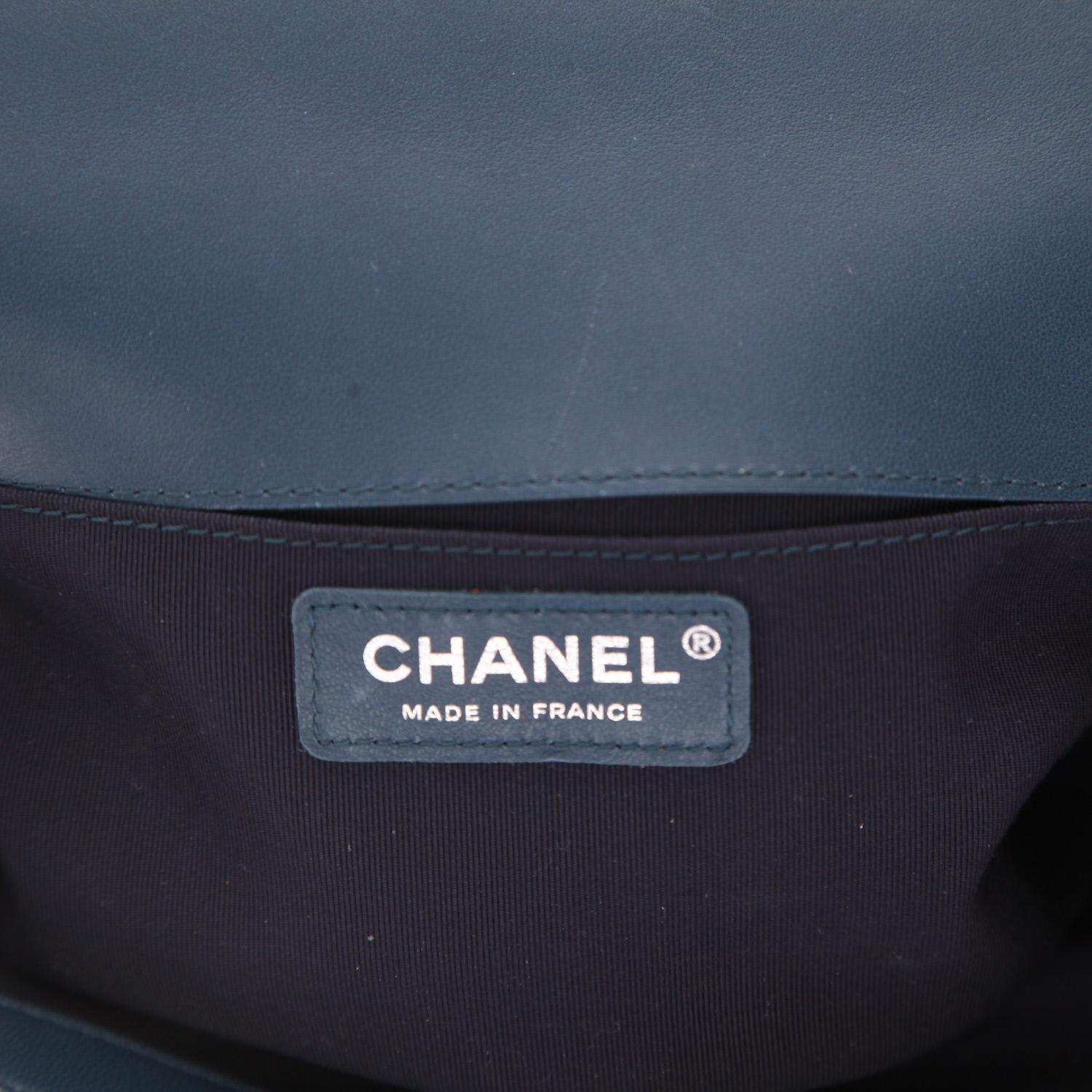 Bolso bandolera Chanel  Boy en cuero liso azul - Detail D2