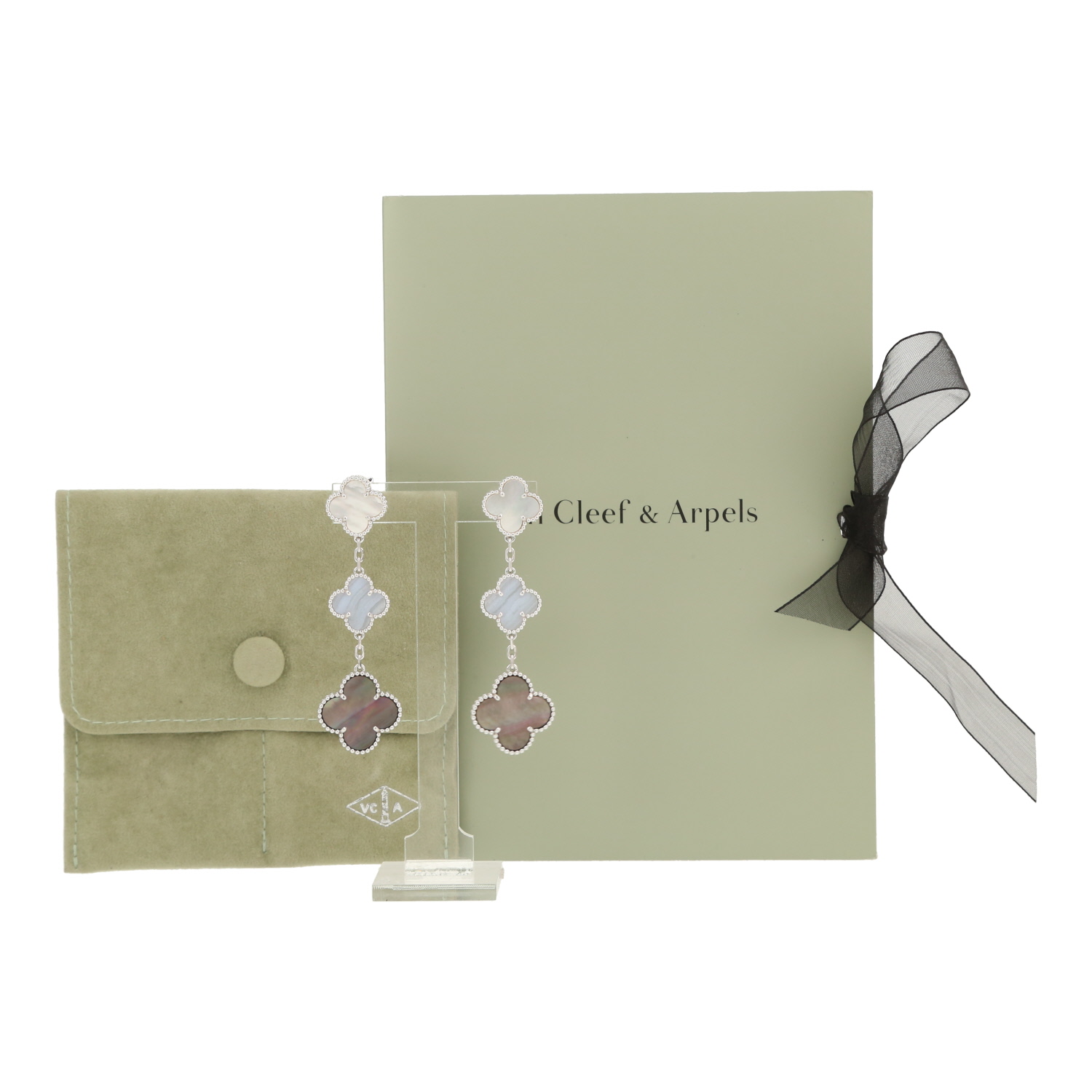 Van Cleef & Arpels Magic Alhambra earrings in white gold, mother of pearl and chalcedony - Detail D2